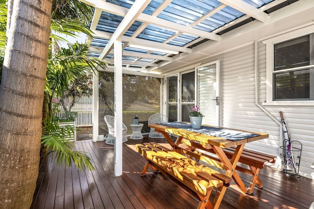 Viola House on Rangeville - Immaculate Home - Close to Picnic Point & Shops