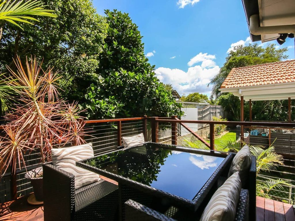 Noble House ~ 2 Bed / 1bath /1 Car ~ Parklands + Transport