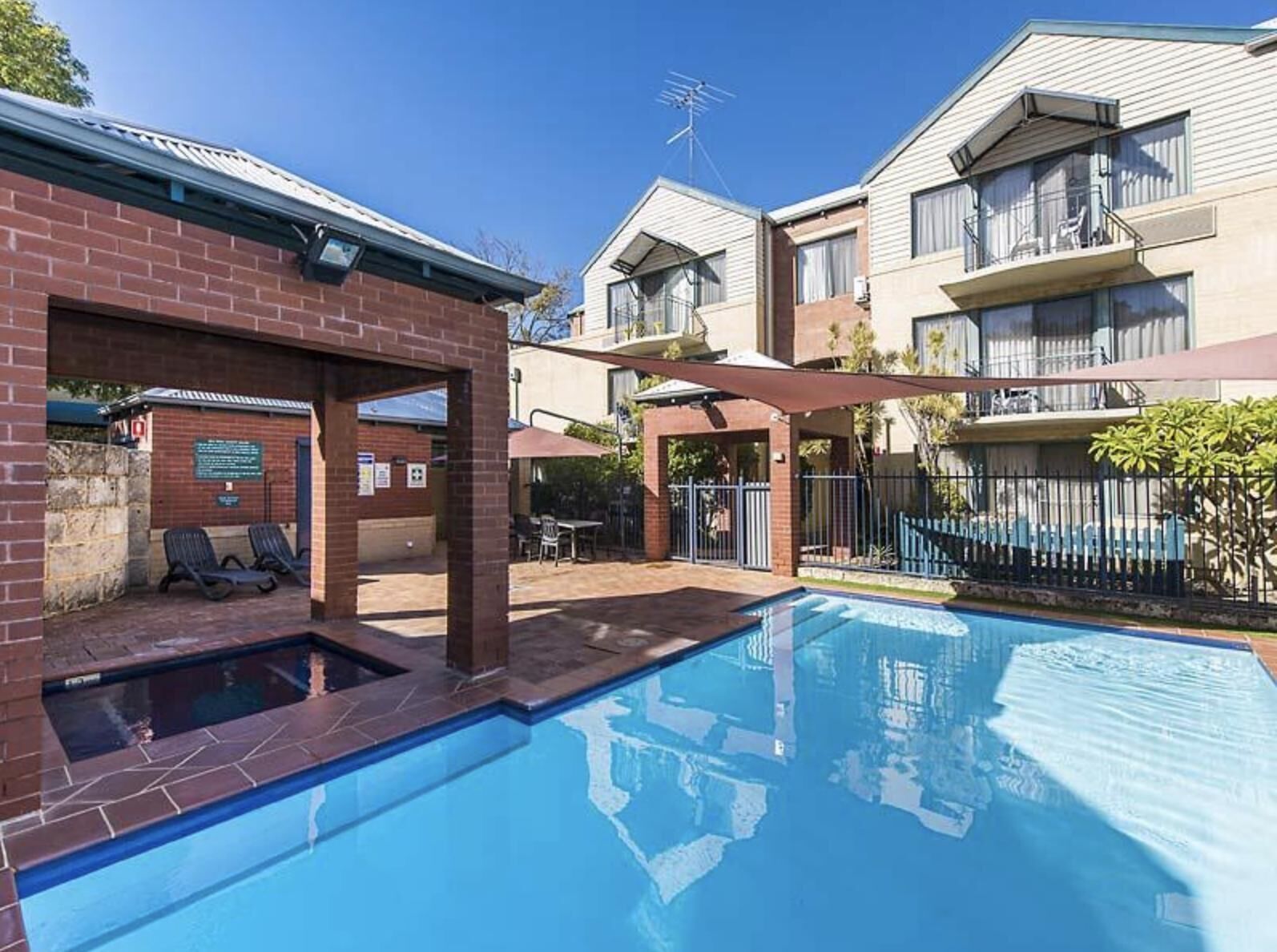 Subiaco Village With Pool, BBQ & spa - Free Parking and Wifi - 3 Bedroom 2 Bathrooms