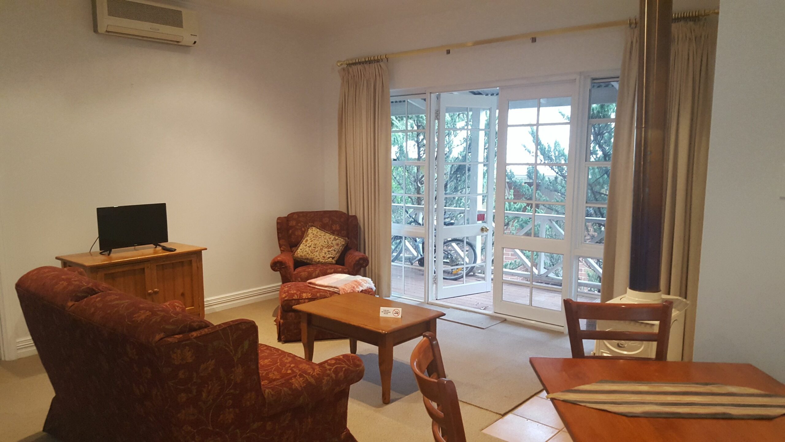 6 x One Bedroom Chalets. Private and individual. Chalets offers kitchenette