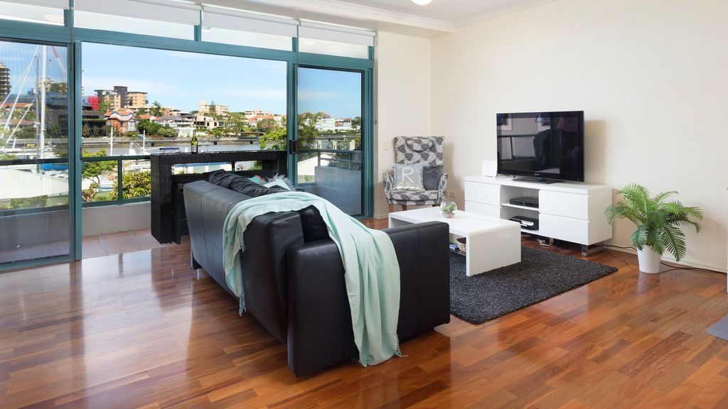 30% long stay discount. Riverfront home close to Bris CBD & amenities