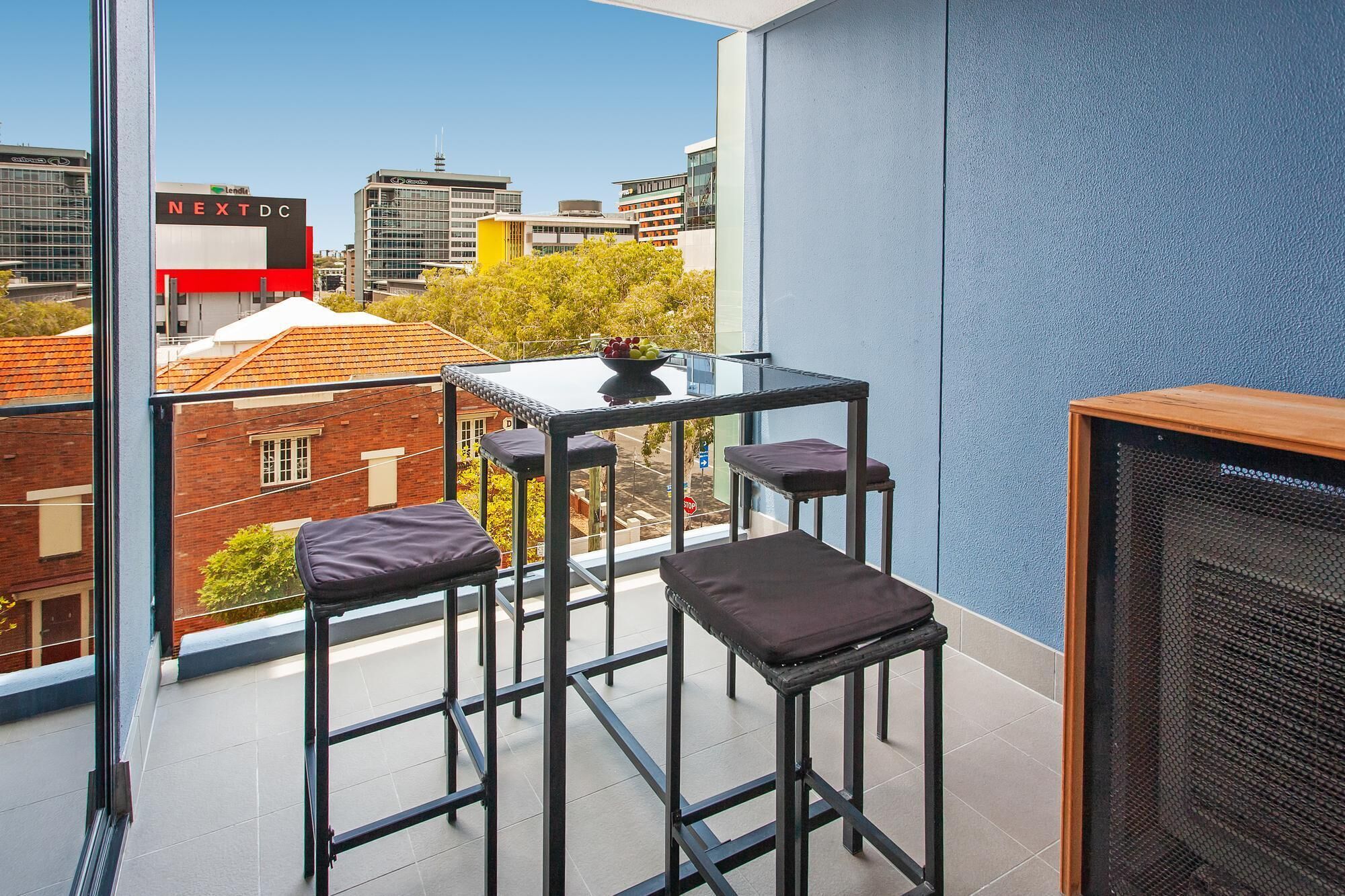 Rooftop Pool, BBQ and Gym at Chic Valley Apartment