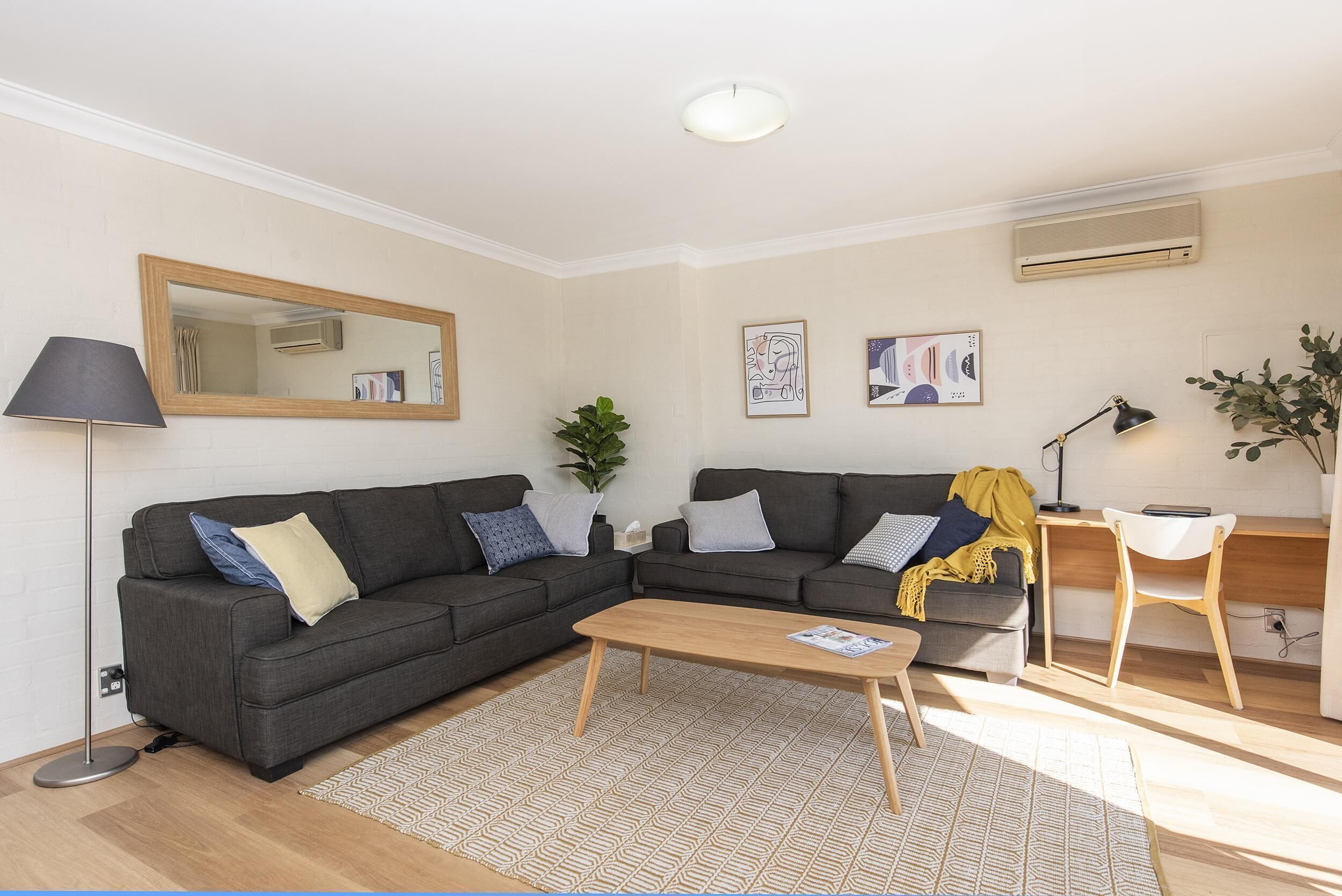 Subiaco Village With Pool, BBQ & spa - Free Parking and Wifi - two Bedroom