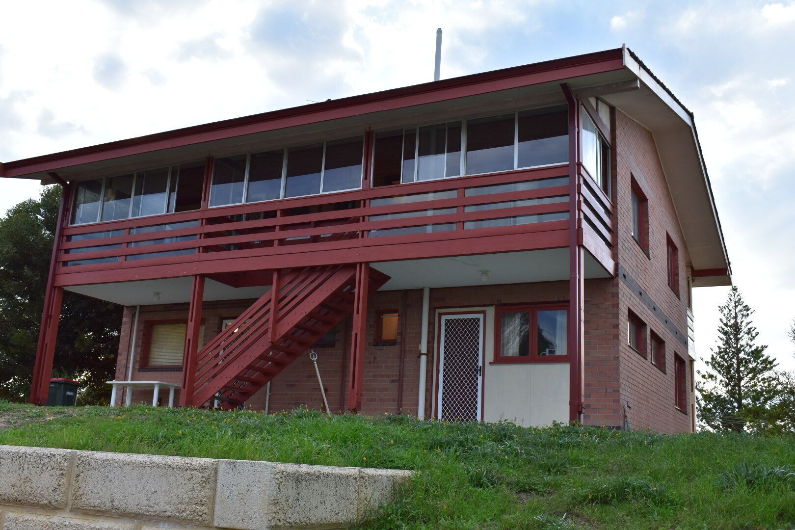 Home in the Centre of Lancelin With Views to the Park and Ocean