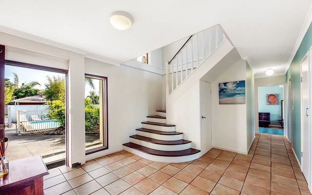 Broadbeach Holiday House - Waterfront - Walk to Broadbeach