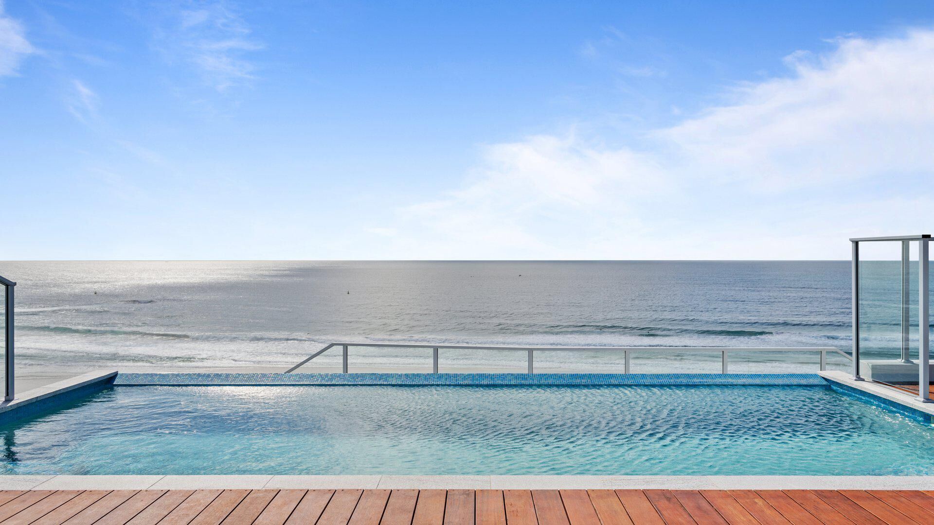 Ocean Views Apartment With Rooftop Pool