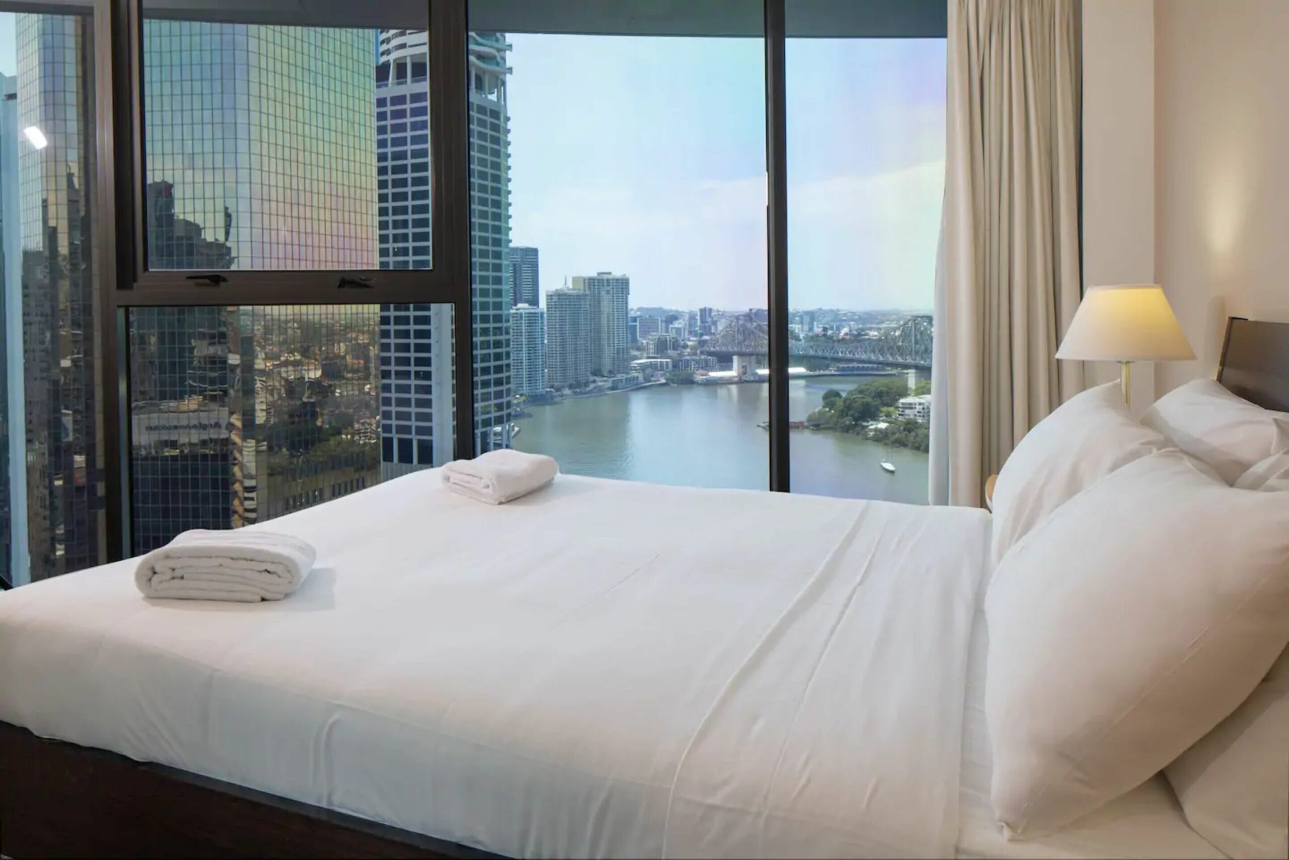 Amazing Brisbane CBD 2 Bedroom Apartment With River Views