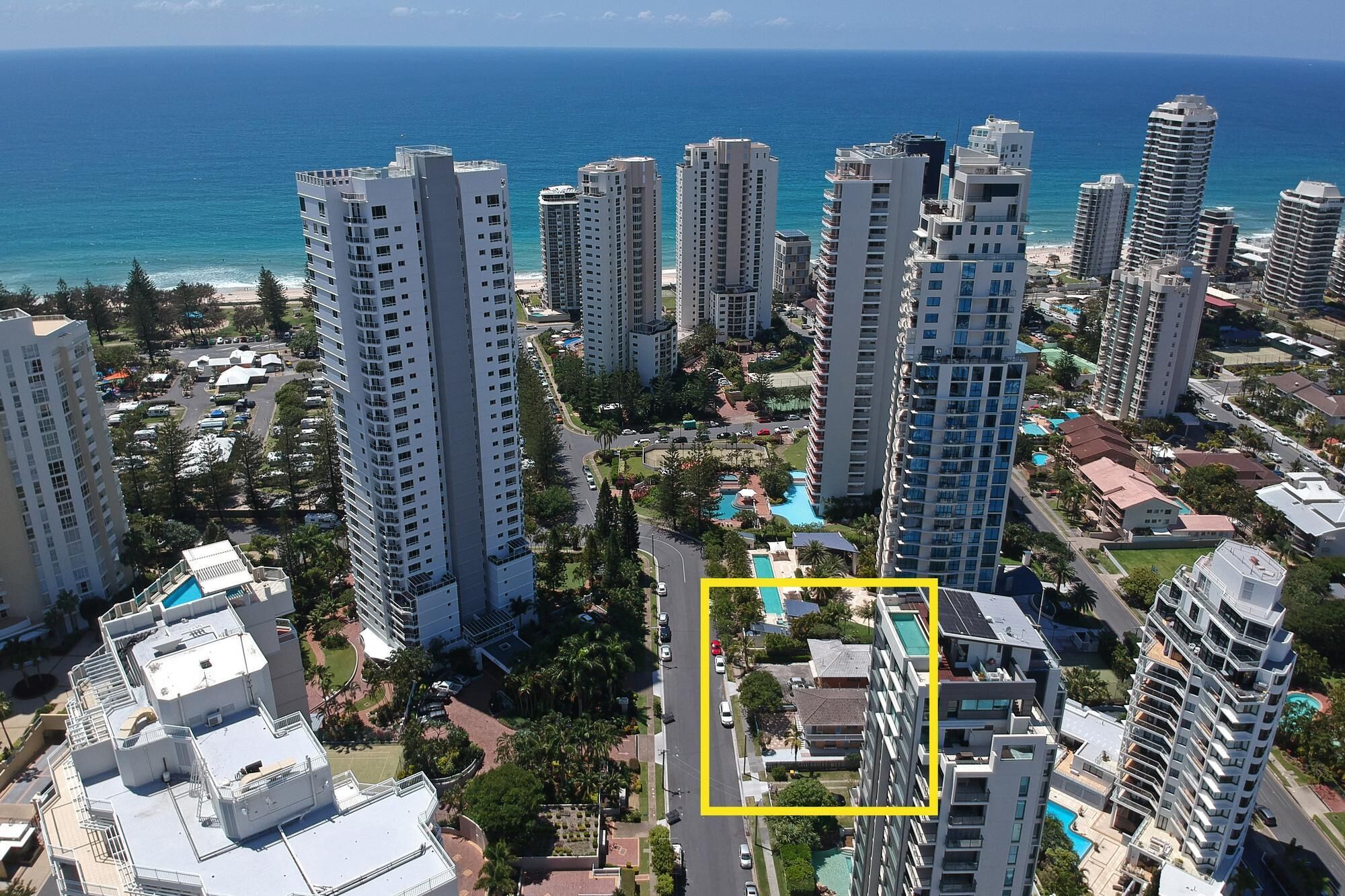 3 Bedroom Apartment Minutes From Main Beach