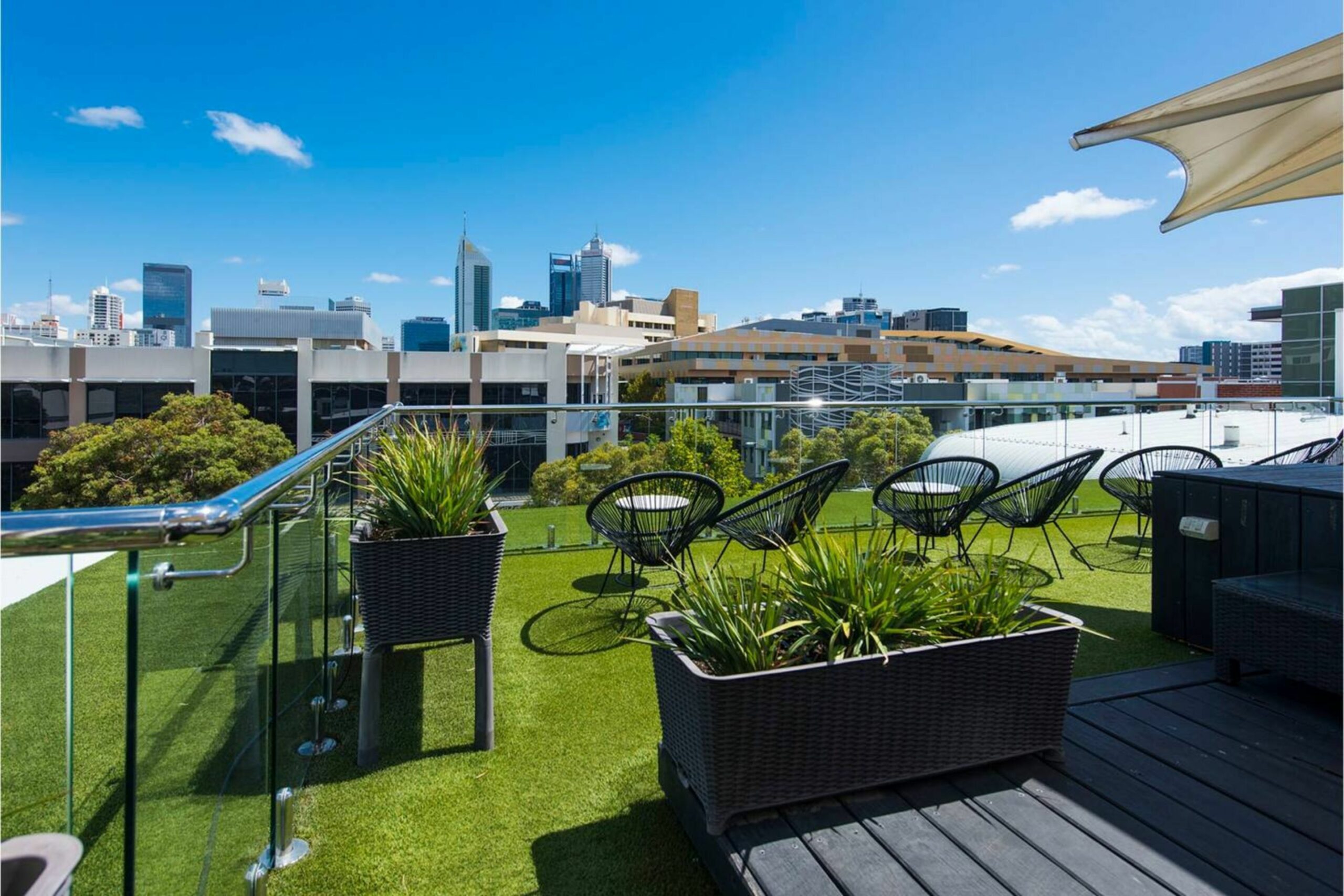 The Nest - Stylish Space in Northbridge Area + Roof Terrace