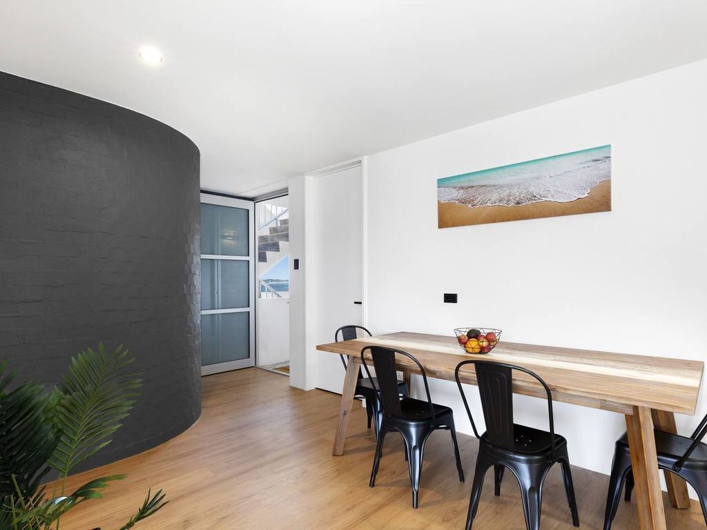 Literally Footsteps Down TO Kirra Beach 2BR Fully Renovated Apartment Freee