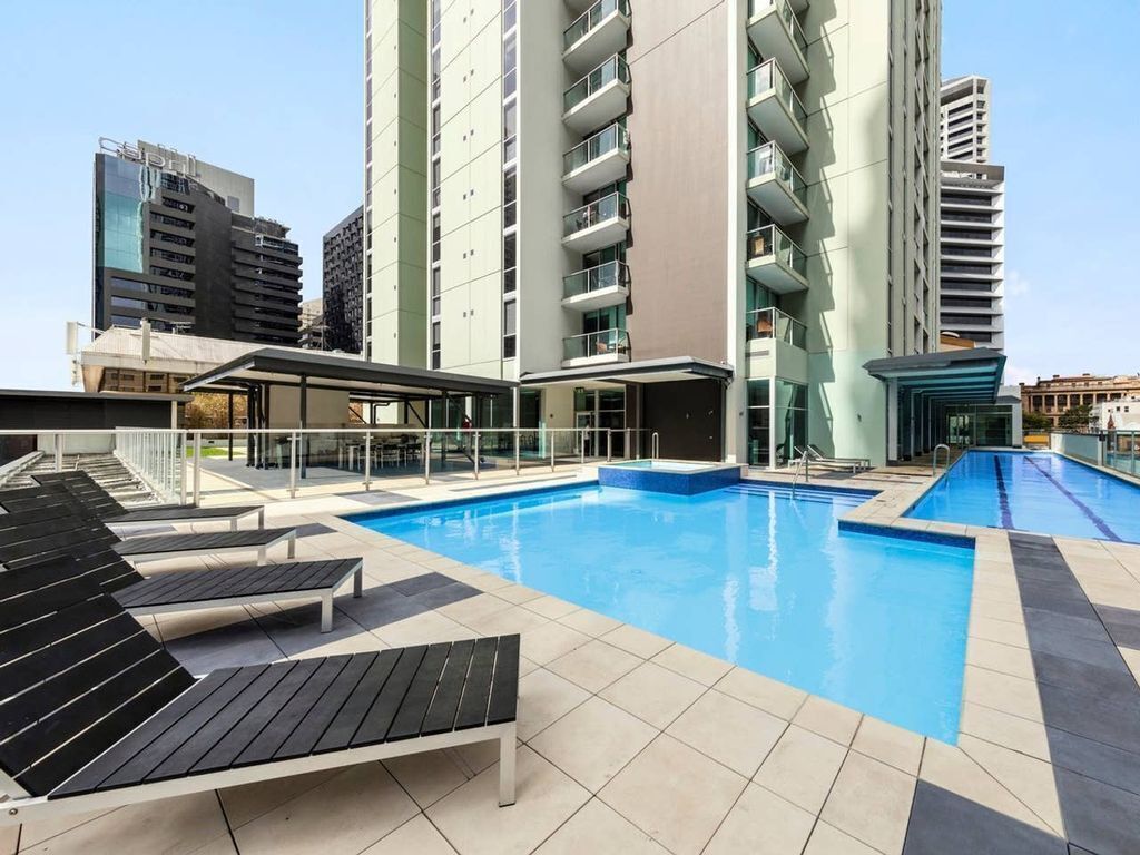 2BR EPIC VIEWS ★CBD 2Cars🚘Pool💦Wine🍷Gym💪Netflx