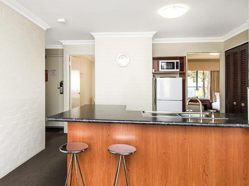 Subiaco Village With Pool, BBQ & spa - Free Parking and Wifi - two Bedroom