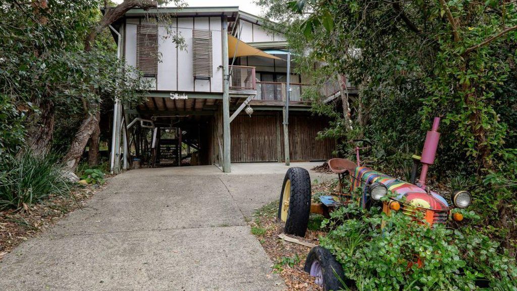 Five Bimba Tractor House Close to Beach, Amongst gum Trees, Artists Retreat