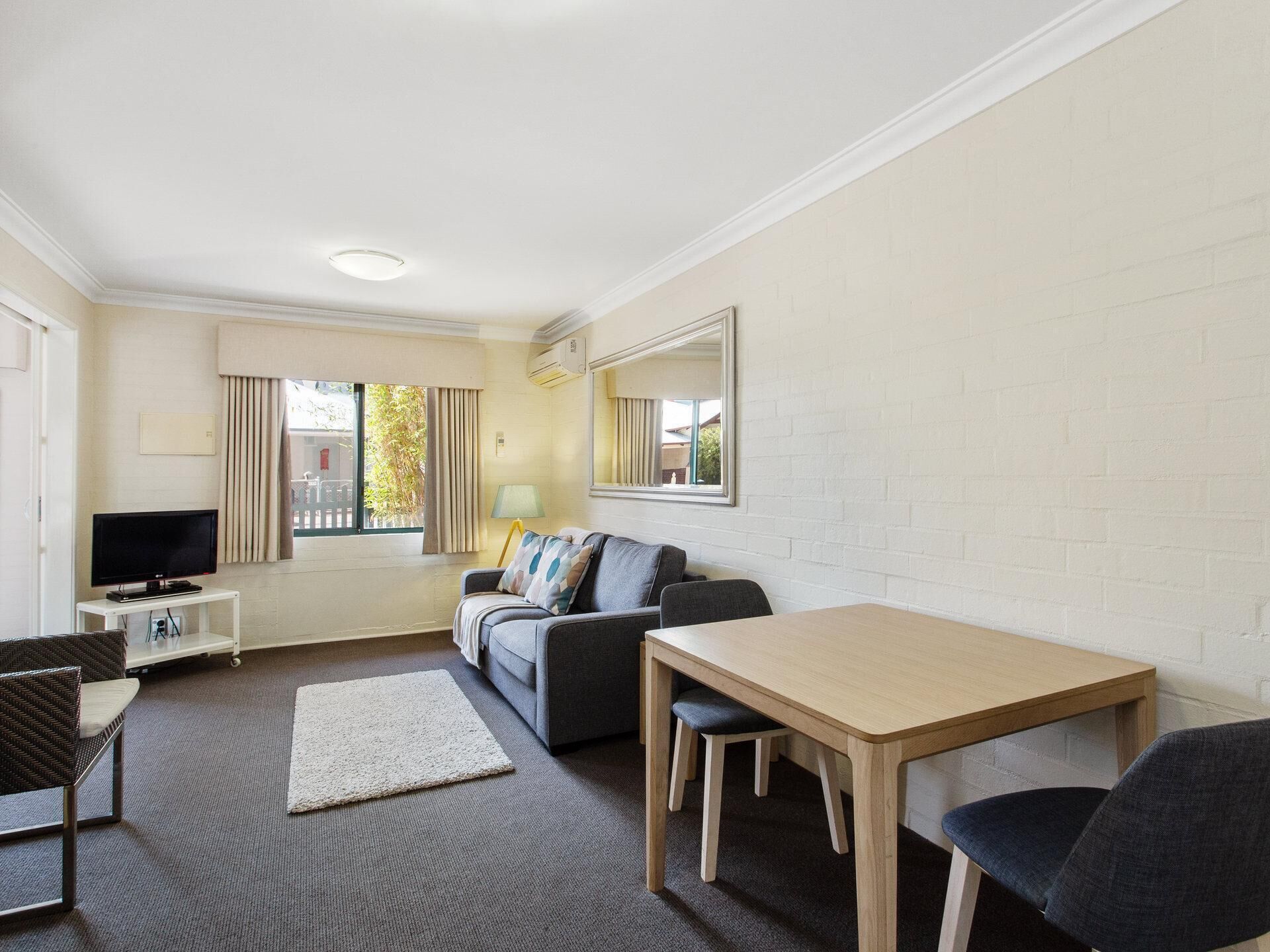 Subiaco Village With Pool, BBQ & spa - Free Parking and Wifi - one Bedroom