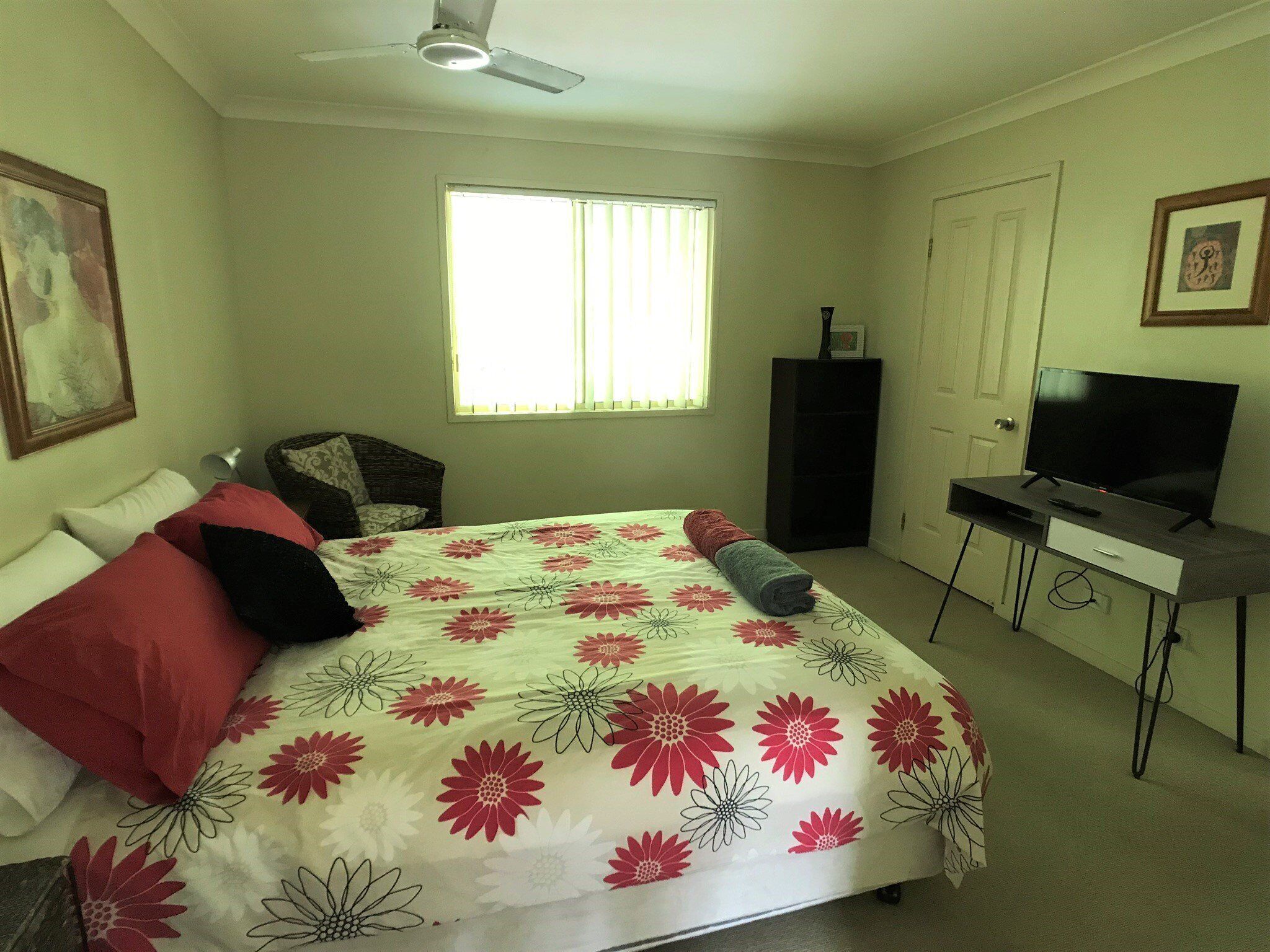 This Spacious Modern Townhouse is Located Just 2kms From Byron CBD and 10 Minutes Walk Through Arakw