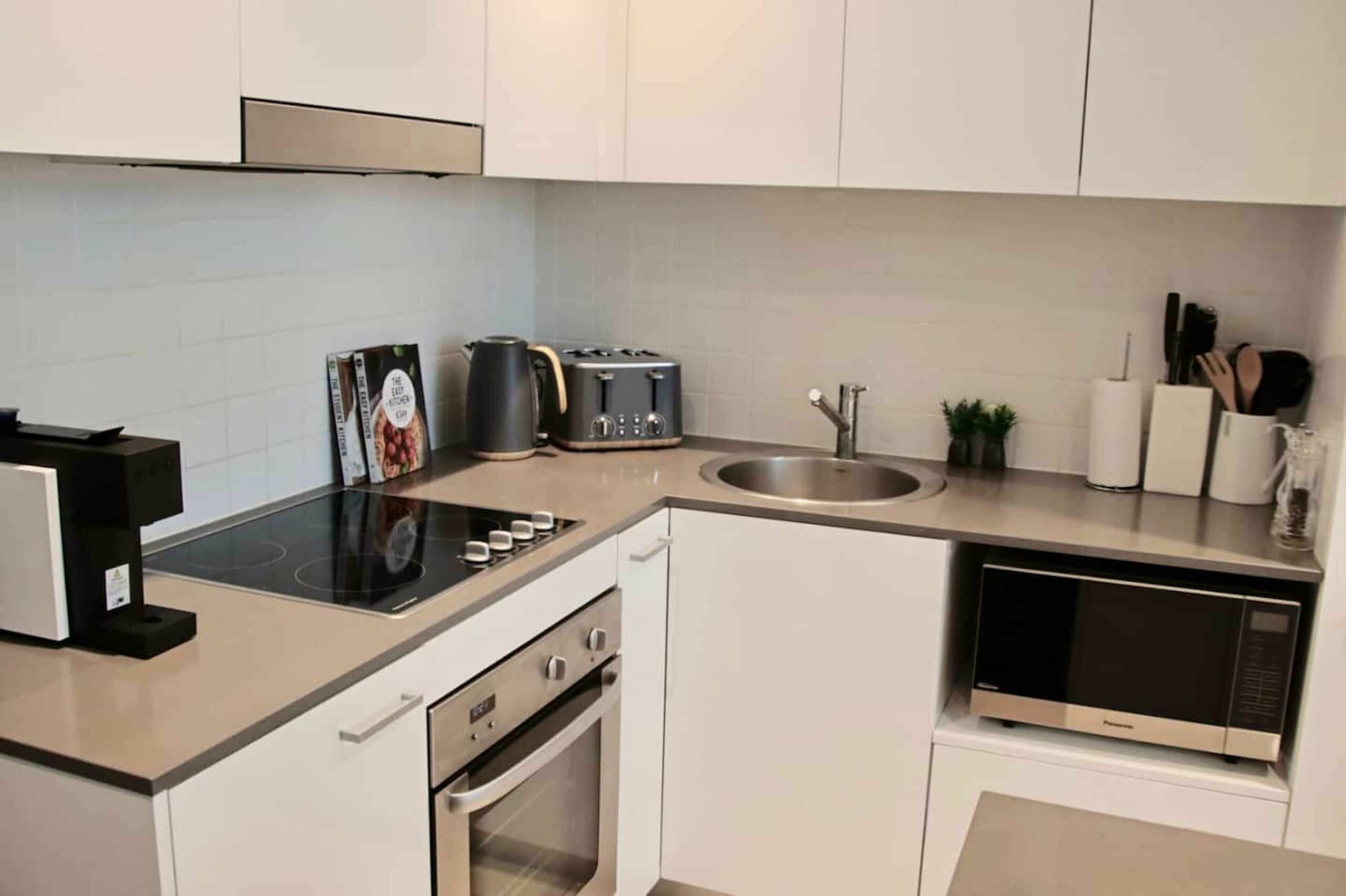 Stylish Mod Apt Near CBD Free Parking