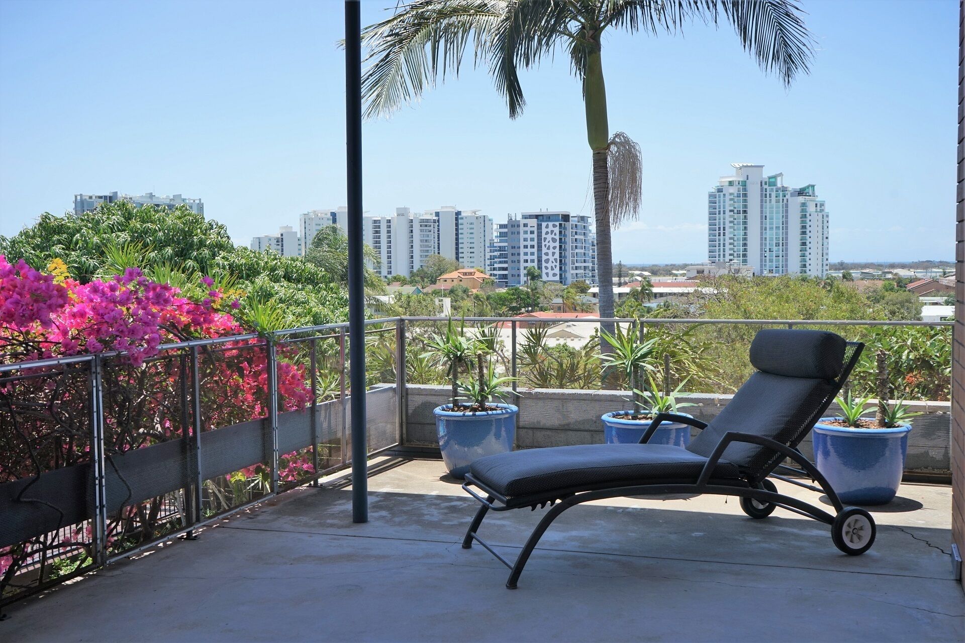 Spacious Broadwater Home, Huge Pool & Fantastic Views