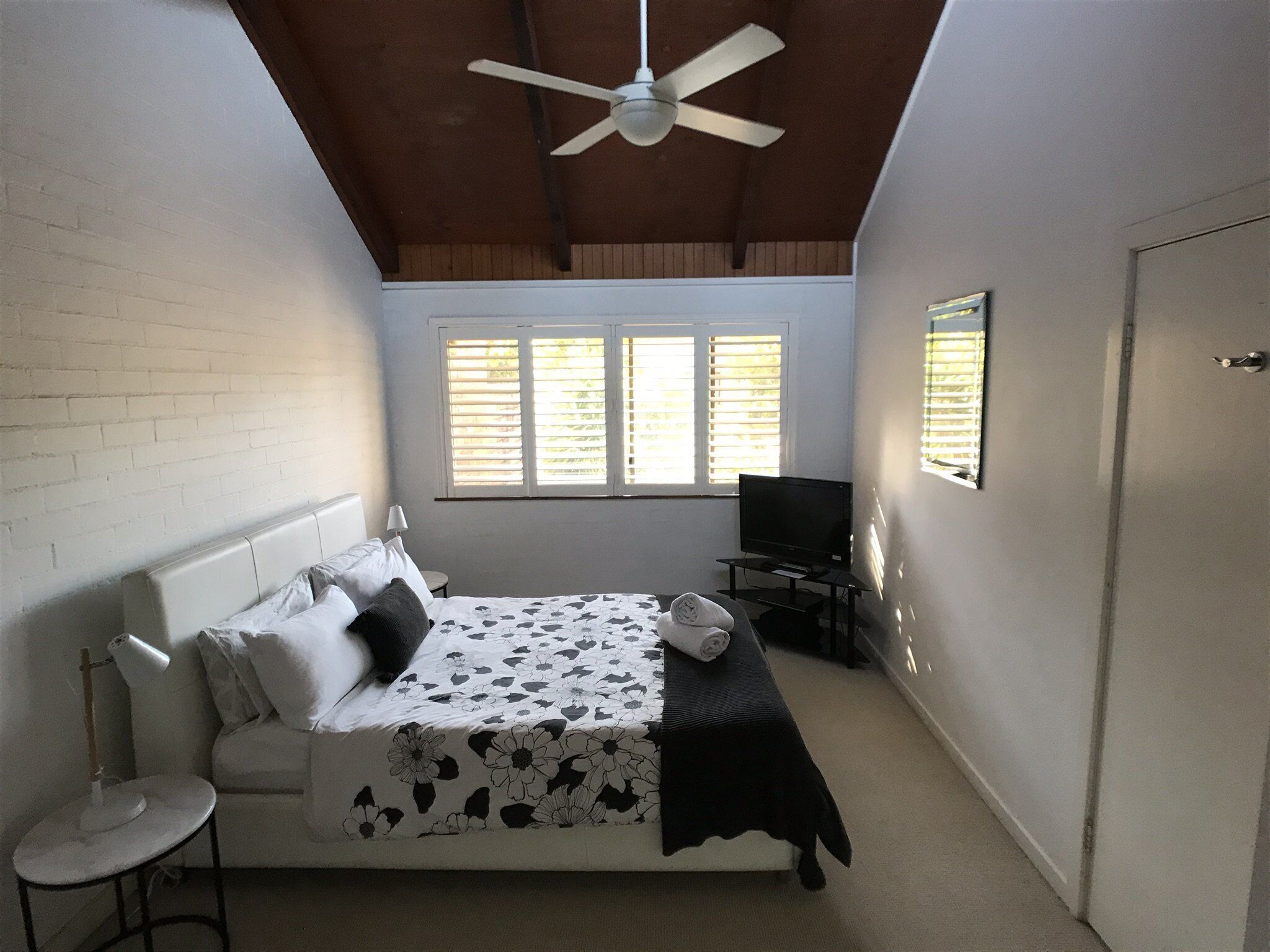 Spacious and Stylish one Bedroom Villa Close to Town and Tallows Beach