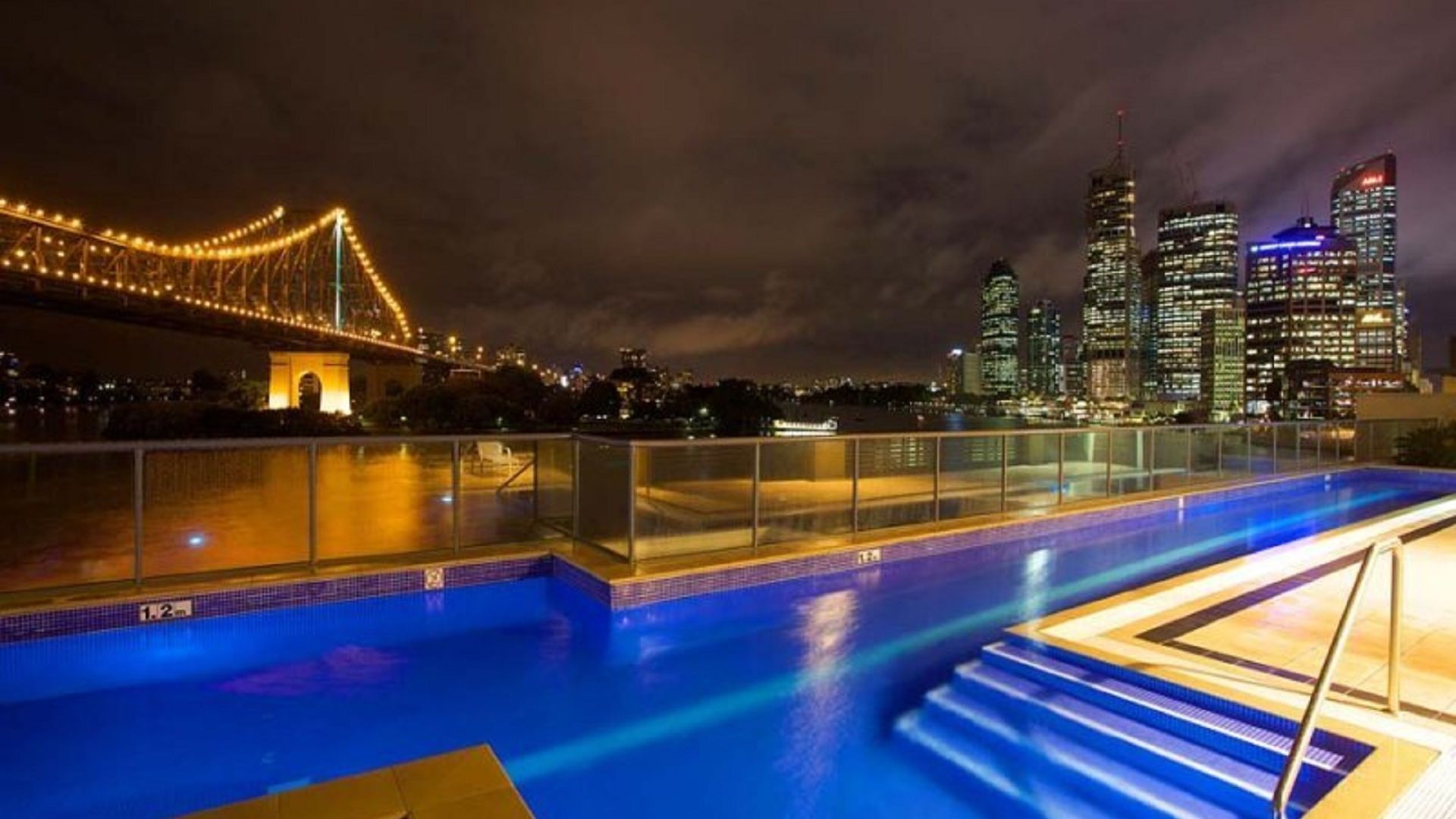 Breathtaking Brisbane River, Howard Smith, Story Bridge CBD Views, 2bd, Sleeps 6