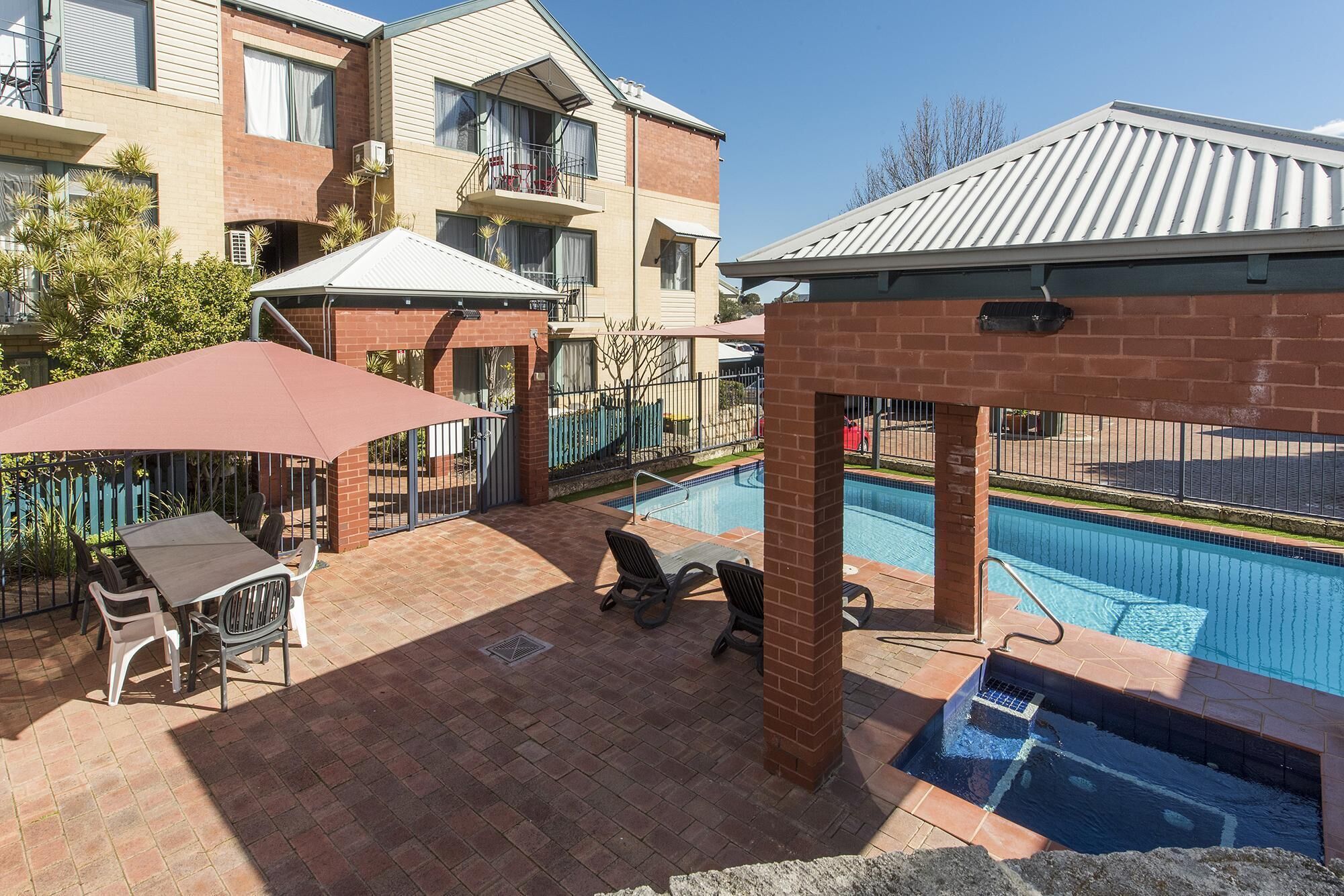 Executive Three Bedroom Apartment With Swimming Pool & spa