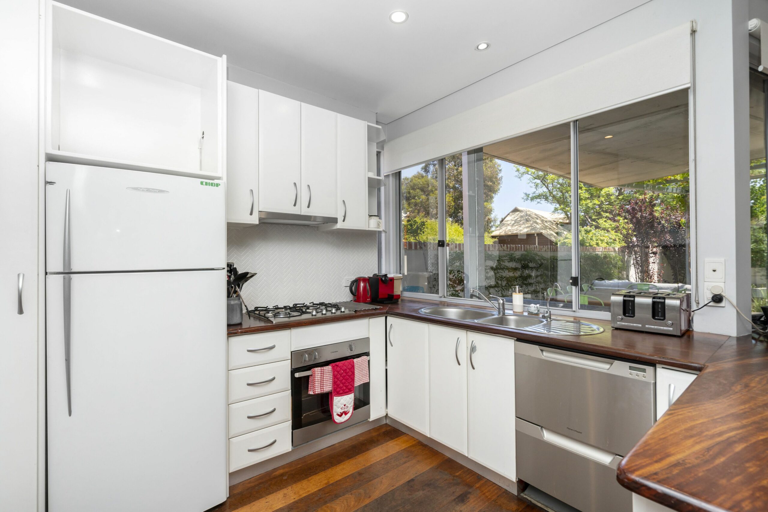 Outdoor Oasis With Views! Walk to Freo, Beach, Cafes & More..