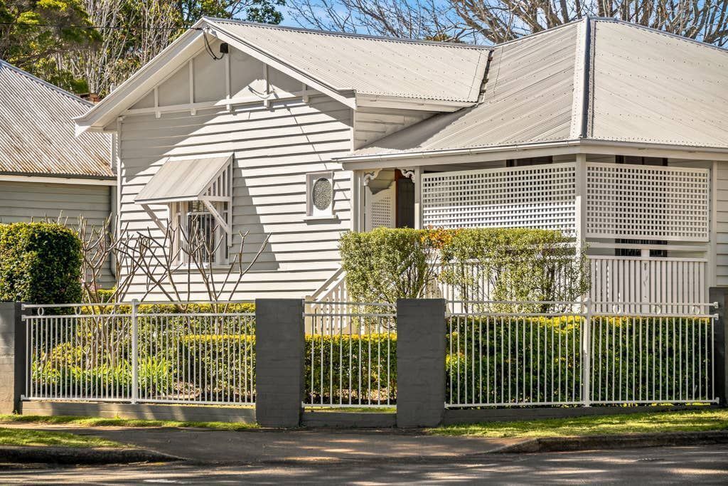 Frangipani House - 3 Bedroom Classic, Large, Comfy Queenslander in East Toowoomba