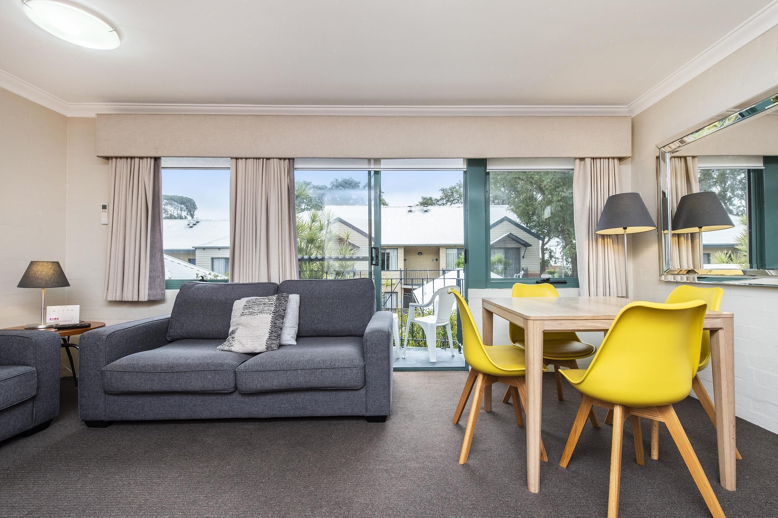 Subiaco Village With Pool, BBQ & spa - Free Parking and Wifi - two Bedroom