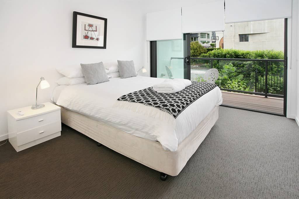 Modern and Spacious Slit-Level Executive 3BR Red Hill Apartment Close to CBD