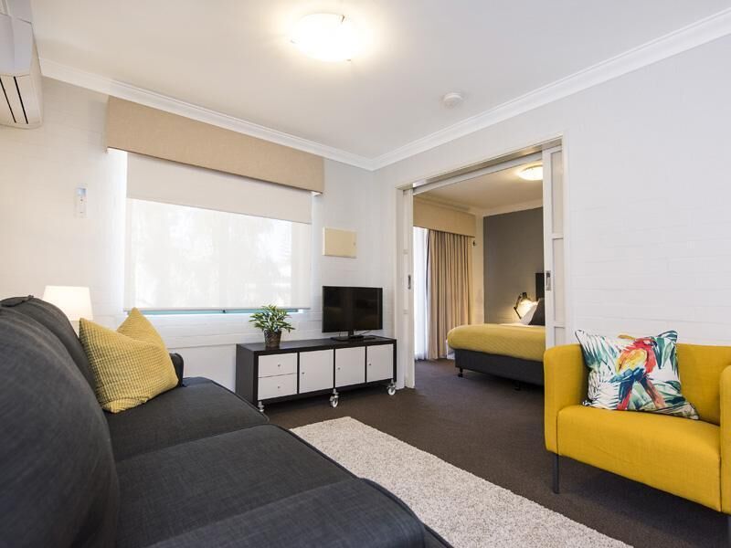 Subiaco Village With Pool, BBQ & spa - Free Parking and Wifi - one Bedroom