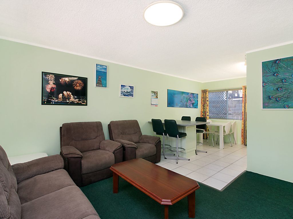 Pinnacle Unit 3- Three bedroom apartment walking distance to shops, cafes and Coolangatta beach