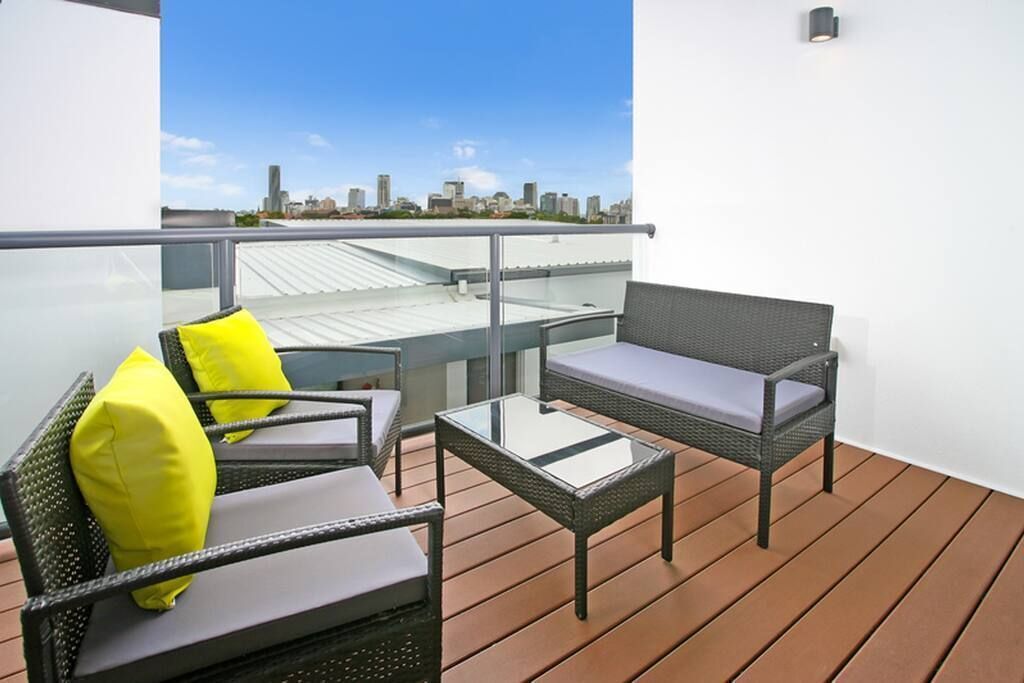 Modern and Spacious Slit-level Executive 3BR Red Hill Apartment Close to CBD