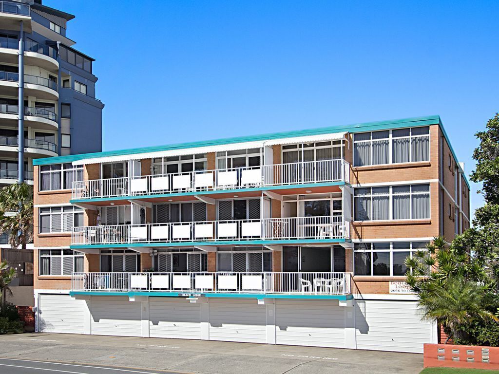 Beach Lodge Unit 9 Beachfront unit in  Coolangatta with balcony with ocean views.