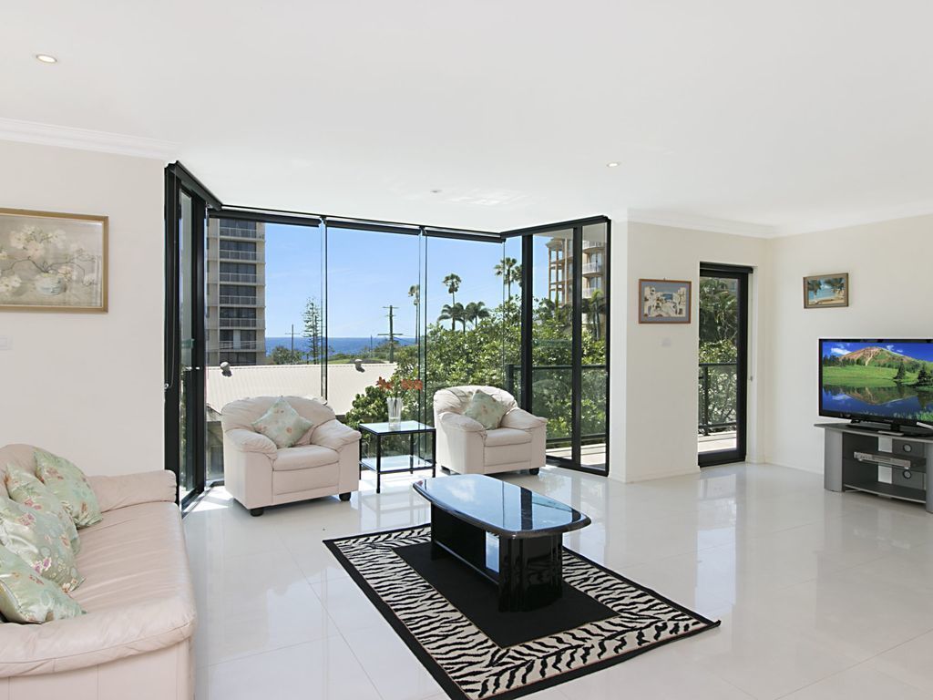 1/21 Petrie Street Within minutes walk you will enjoy the beautiful beaches of Rainbow Bay, Snapper
