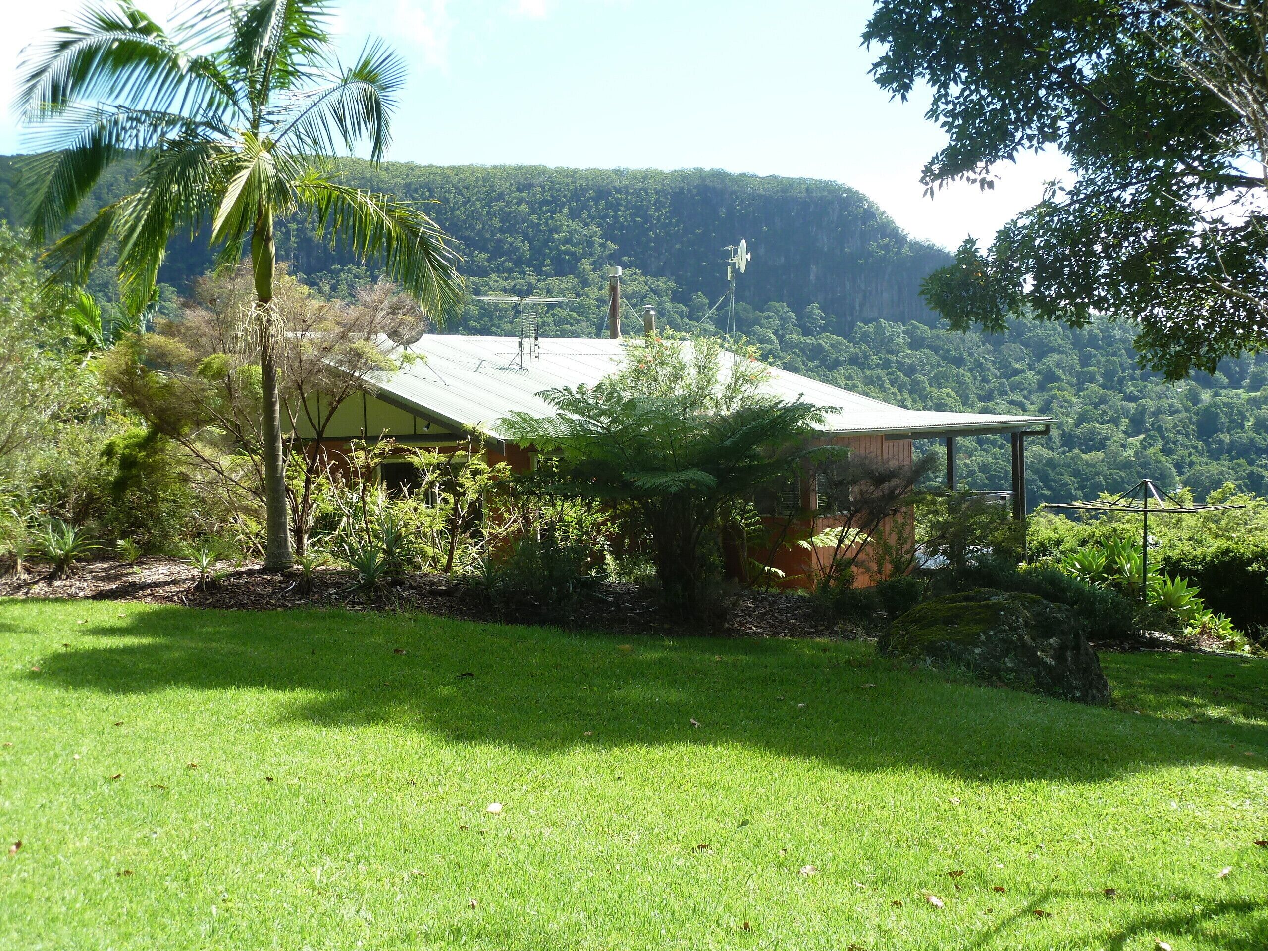 CLOGHEEN COTTAGE  Stunning Mountain and Ocean Views in the Byron Bay Hinterland