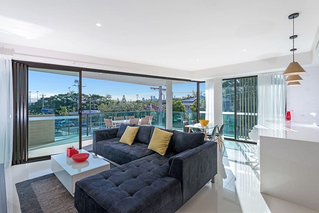 Executive 3BR Bulimba Apartment With Large Balcony Next to Oxford St