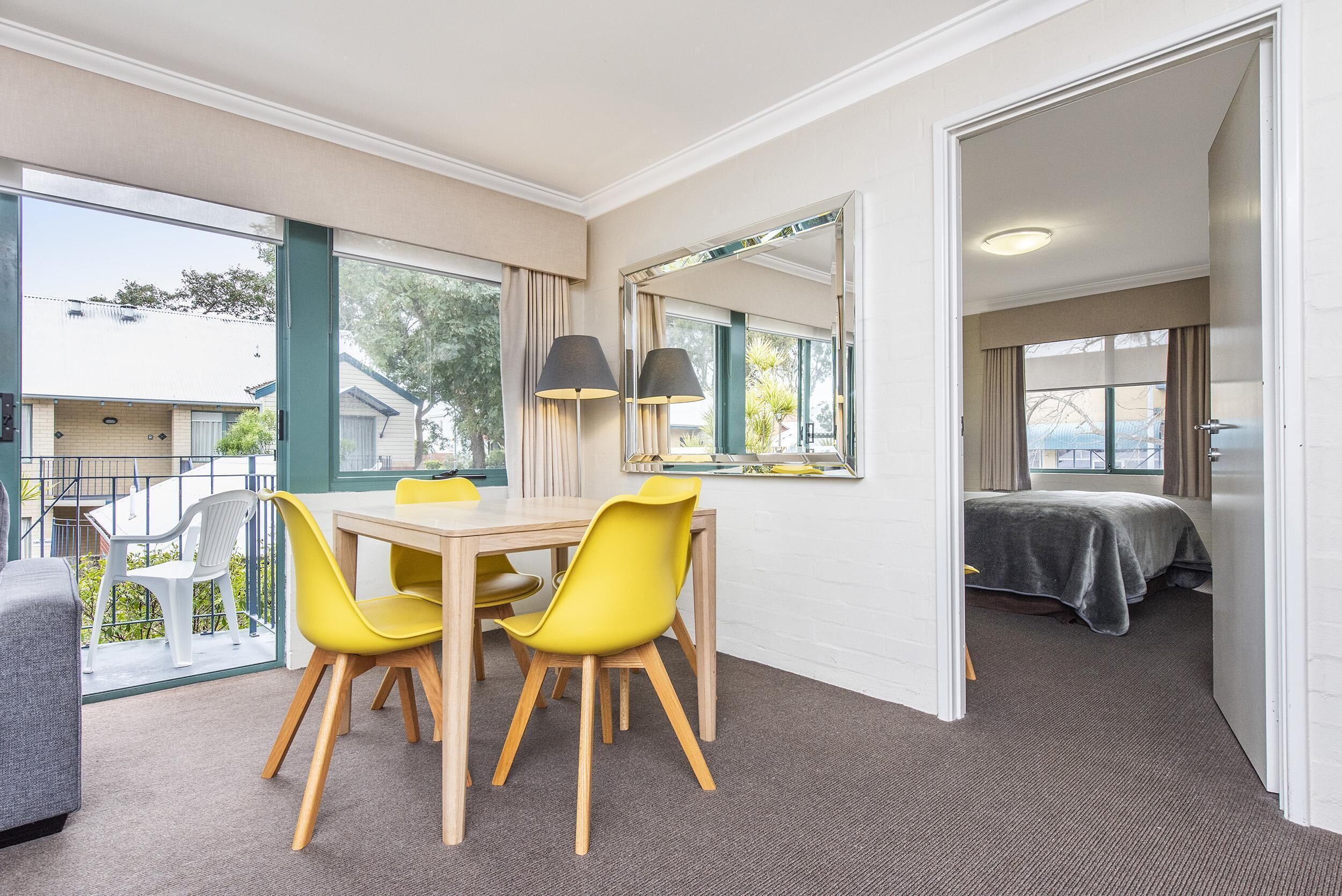 Subiaco Village With Pool, BBQ & spa - Free Parking and Wifi - two Bedroom