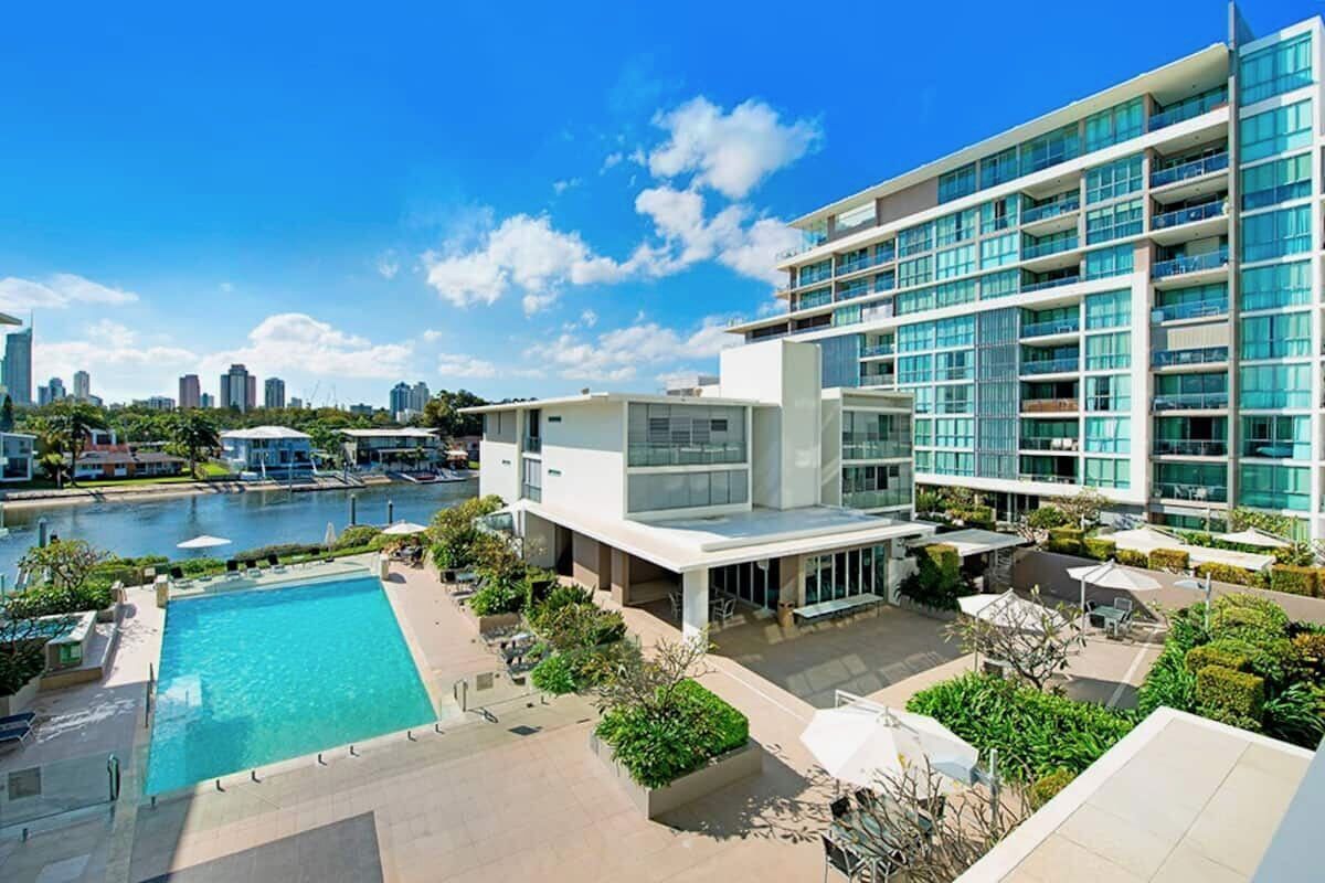 Modern 5th Floor Apartment in Broadbeach Waters