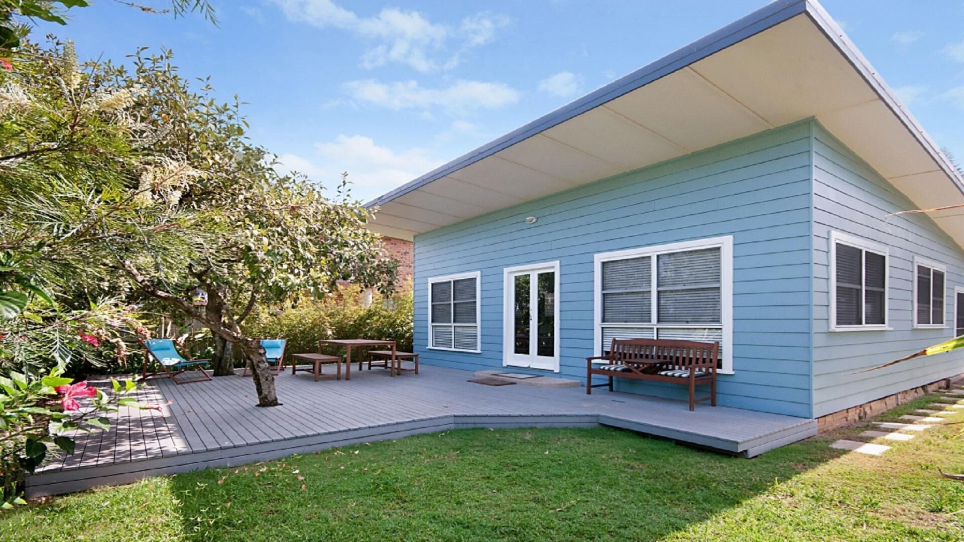 My Blue Heaven - Dog Friendly - Restored 1940's Home Opposite the Beach Pet Friendly