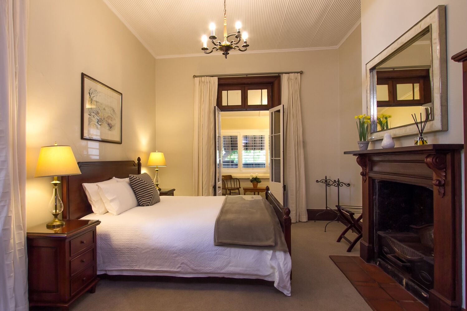 CAWARRA ON THE PARK - HISTORIC ELEGANT HOME GROUP ACCOMMODATION, HEART OF MUDGEE