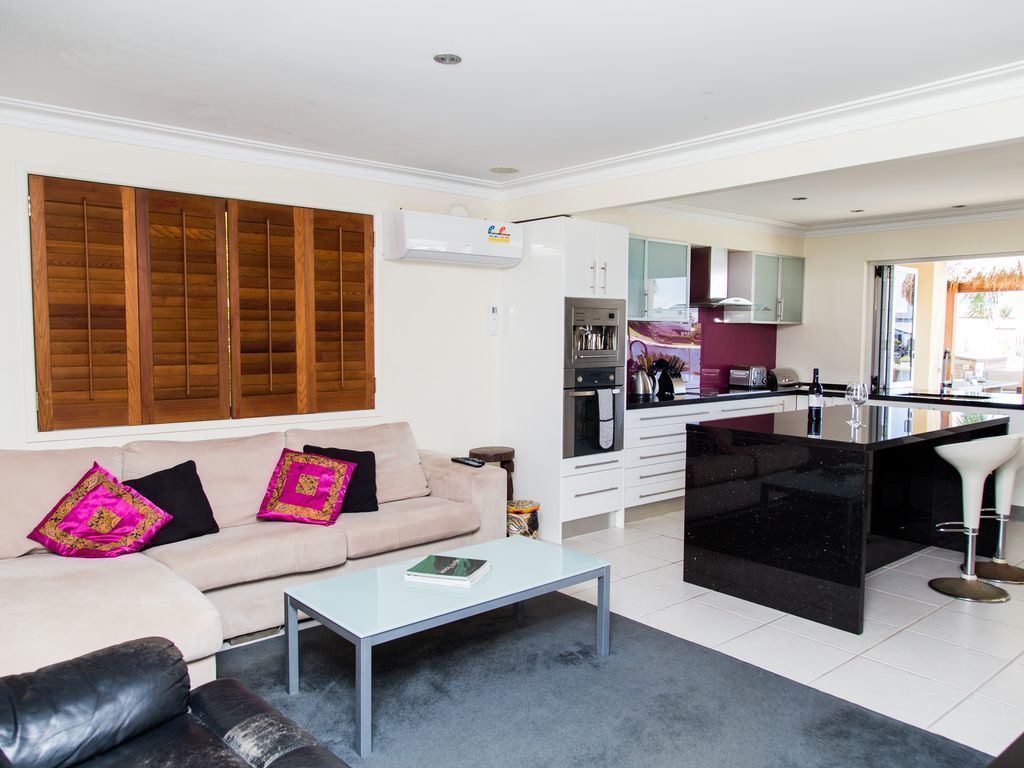 Waterfront Family Paradise, Pets Welcome, Broadbeach Location Location Location