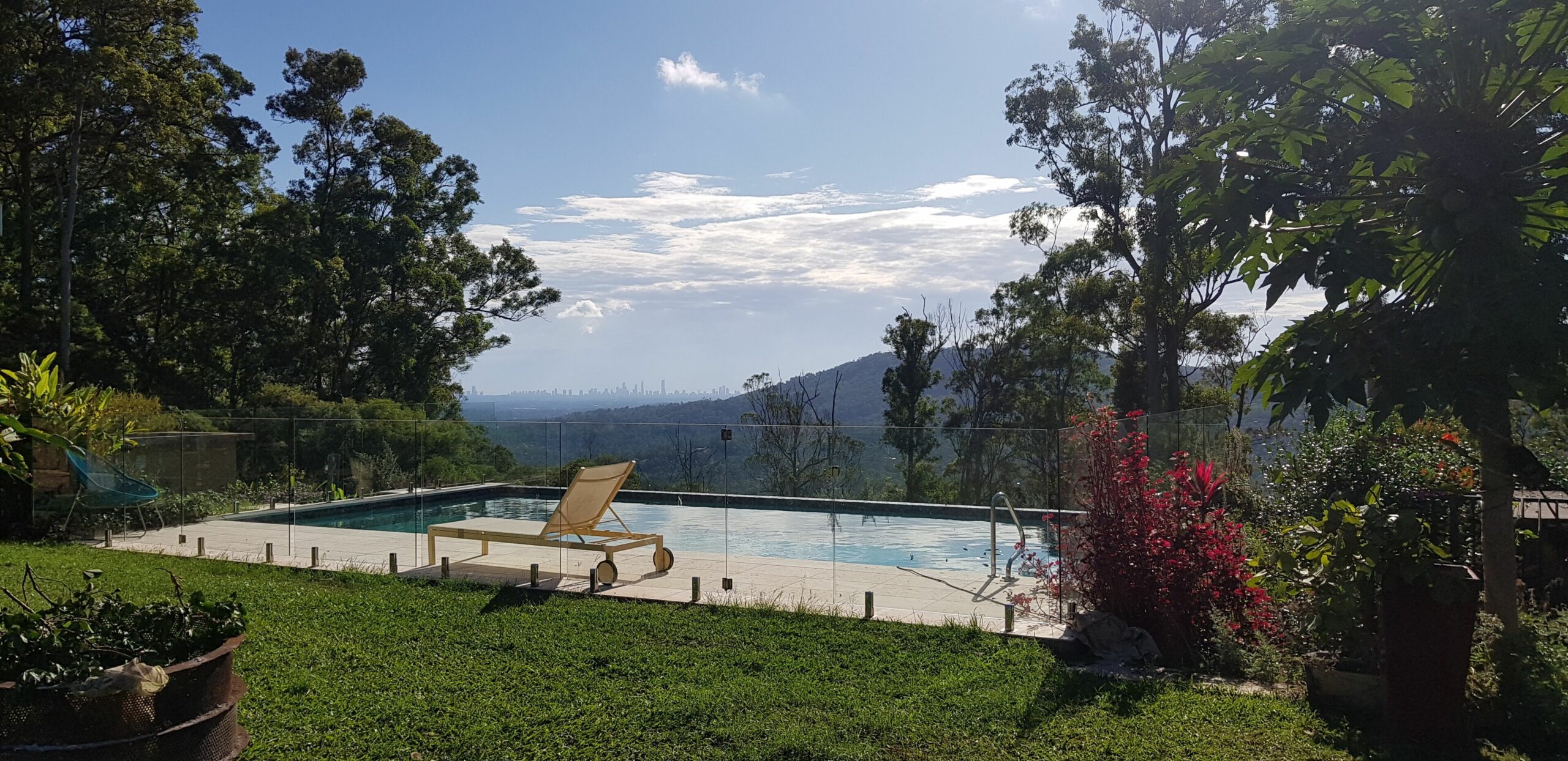 Tree House #1. Private, Stone Bath With Amazing Views to the Gold Coast.3levels