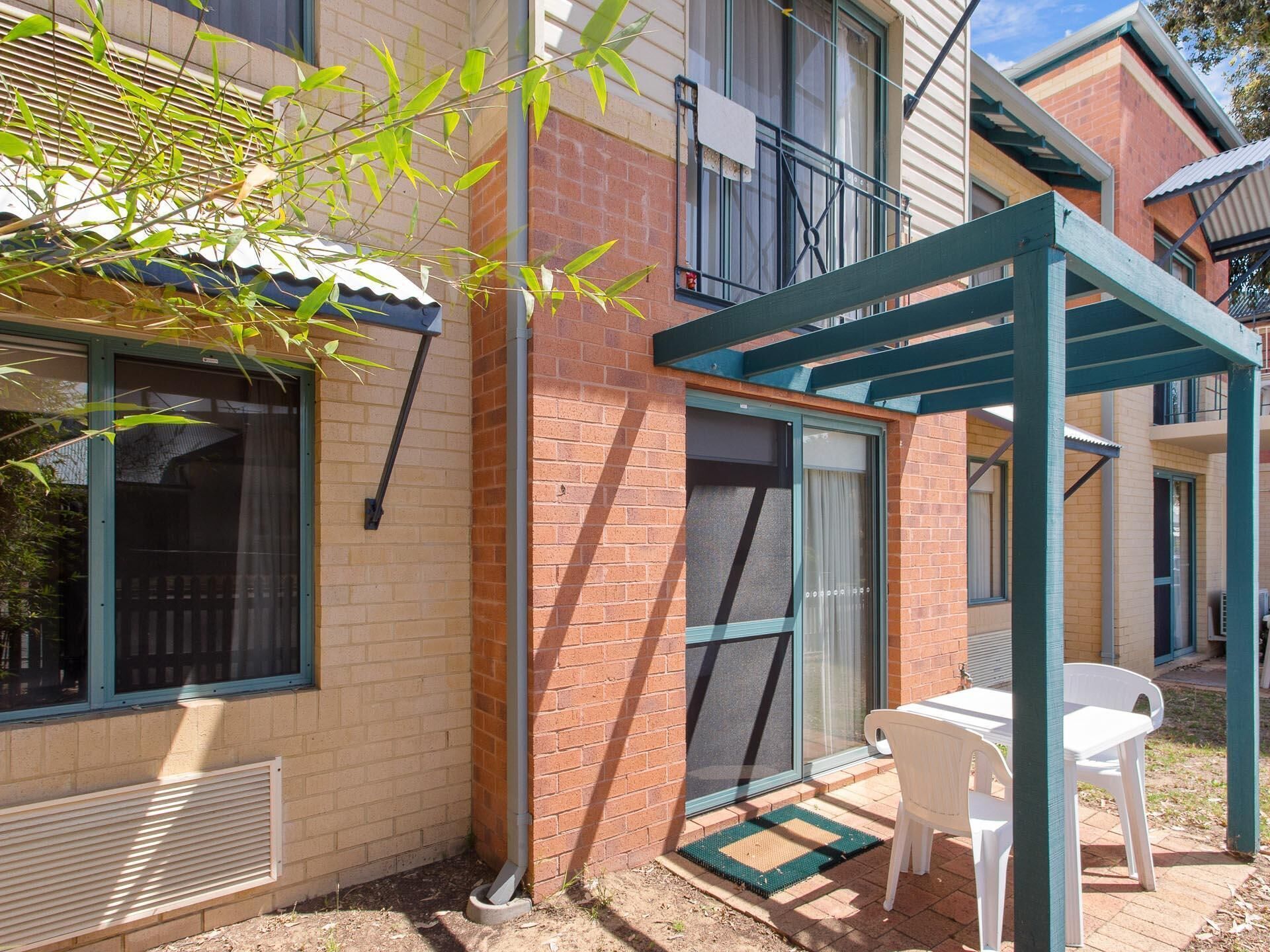 Subiaco Village With Pool, BBQ & spa - Free Parking and Wifi - one Bedroom