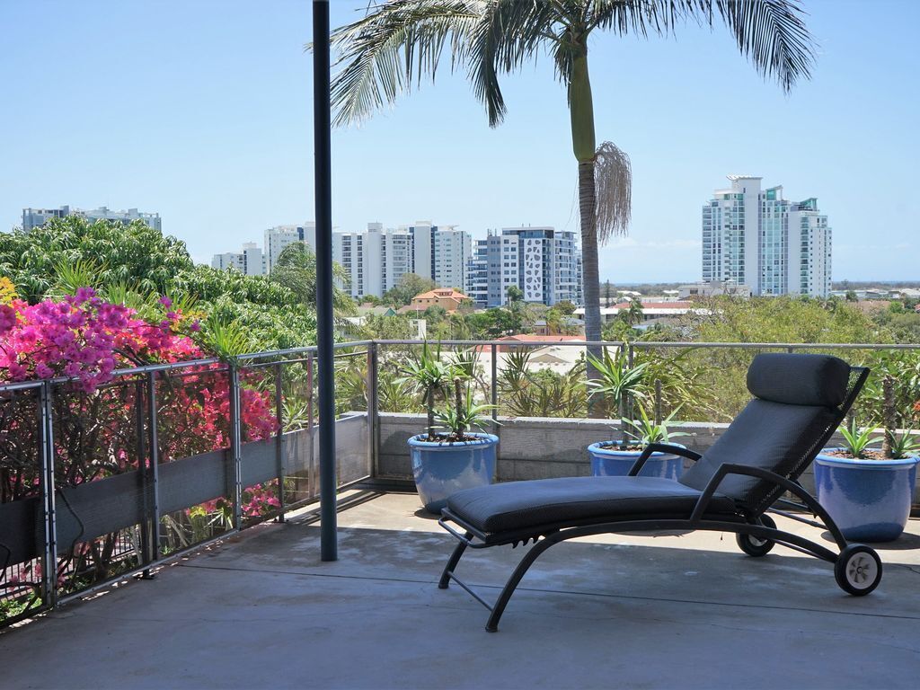 Spacious Broadwater Family Home, Huge Pool & Fantastic Views