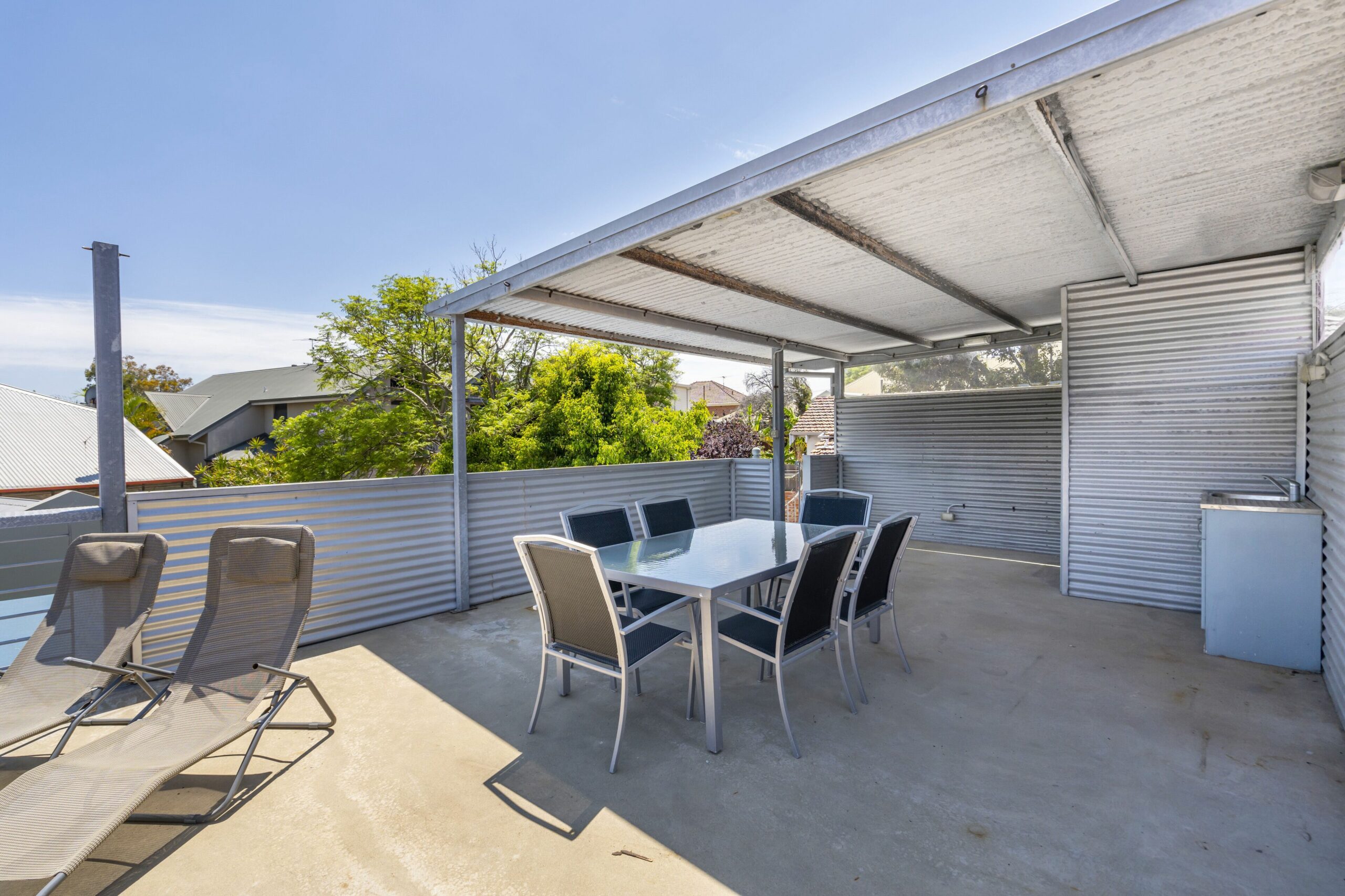 Outdoor Oasis With Views! Walk to Freo, Beach, Cafes & More..