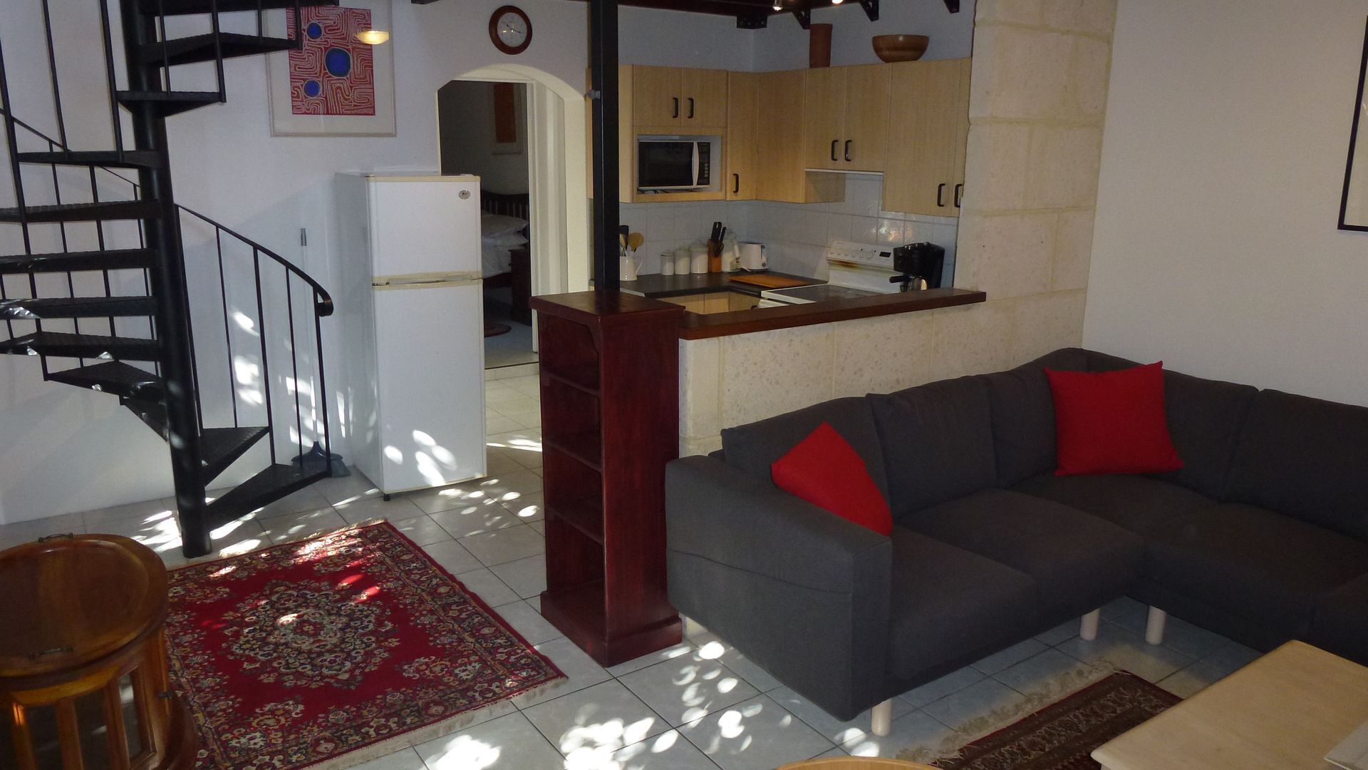 Funky Large one bed Apartment With Balcony and Great Outdoor Dinning