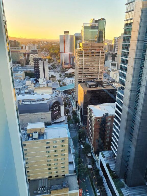 2BR Epic Views CBD 2 Cars Poolwinegymnetflix