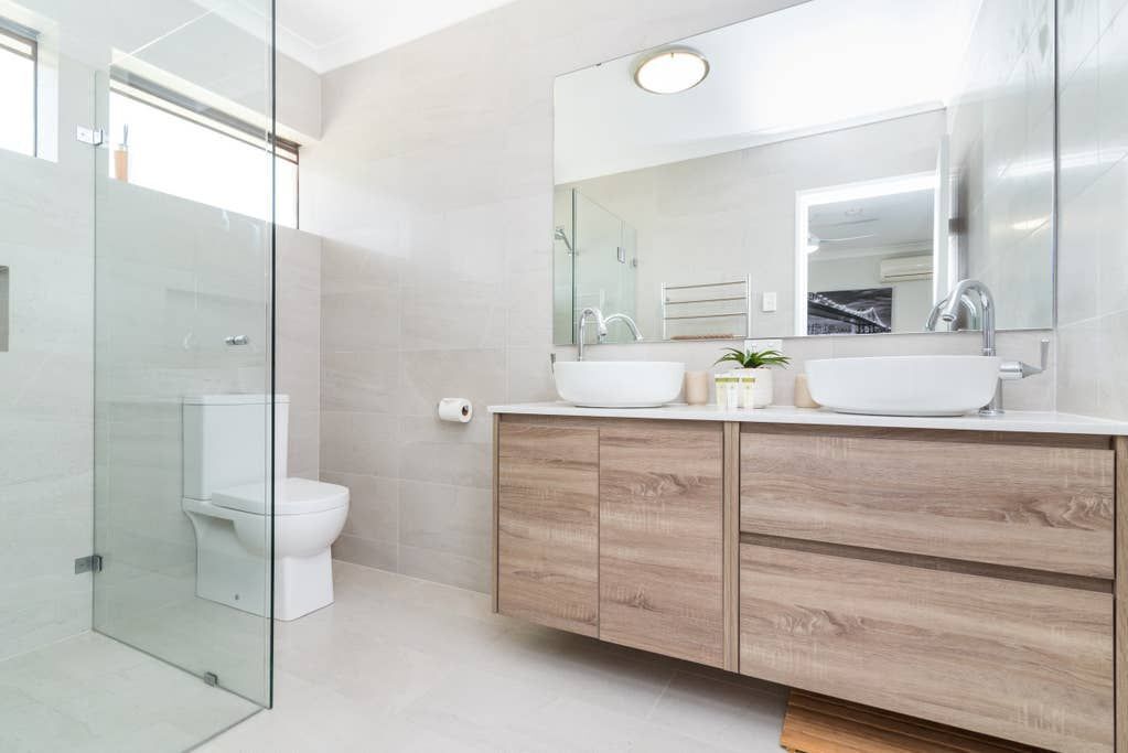 LATHLAIN DELIGHT! CLOSE TO CROWN, OPTUS STADIUM & CITY