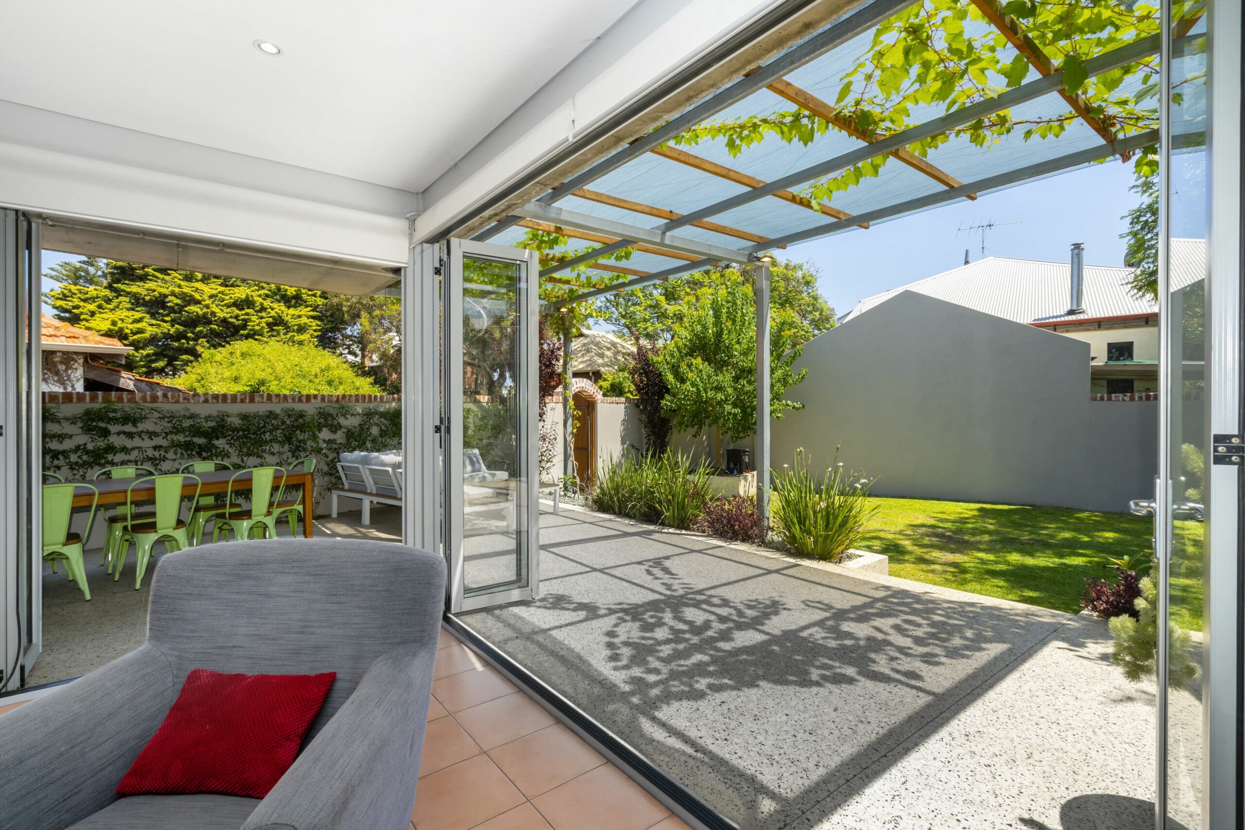 Outdoor Oasis With Views! Walk to Freo, Beach, Cafes & More..