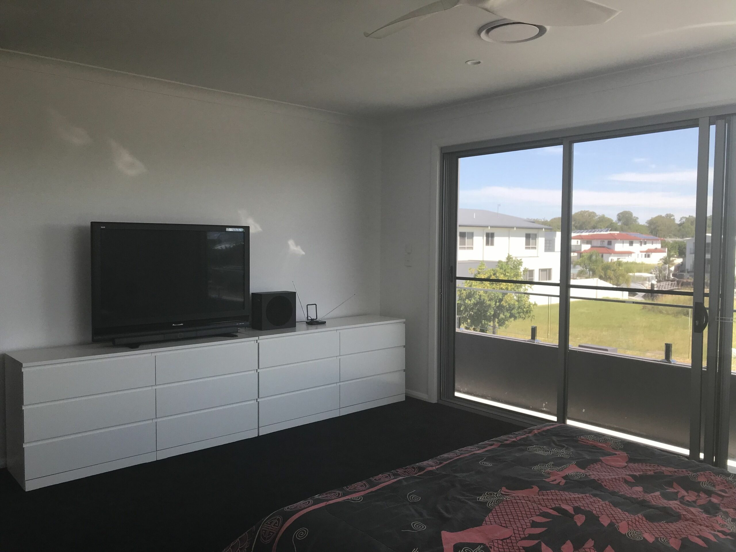 COMMONWEALTH GAMES – LUXURY WATERFRONT ACCOMODATION 5 MINS FROM THEME PARKS