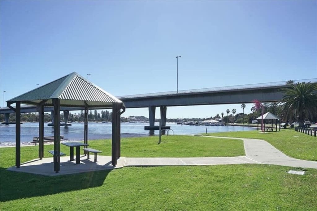 Quaint 2BR Apt in Freoeast Fremantlegeorge Striver Viewmodern 2BR Apt